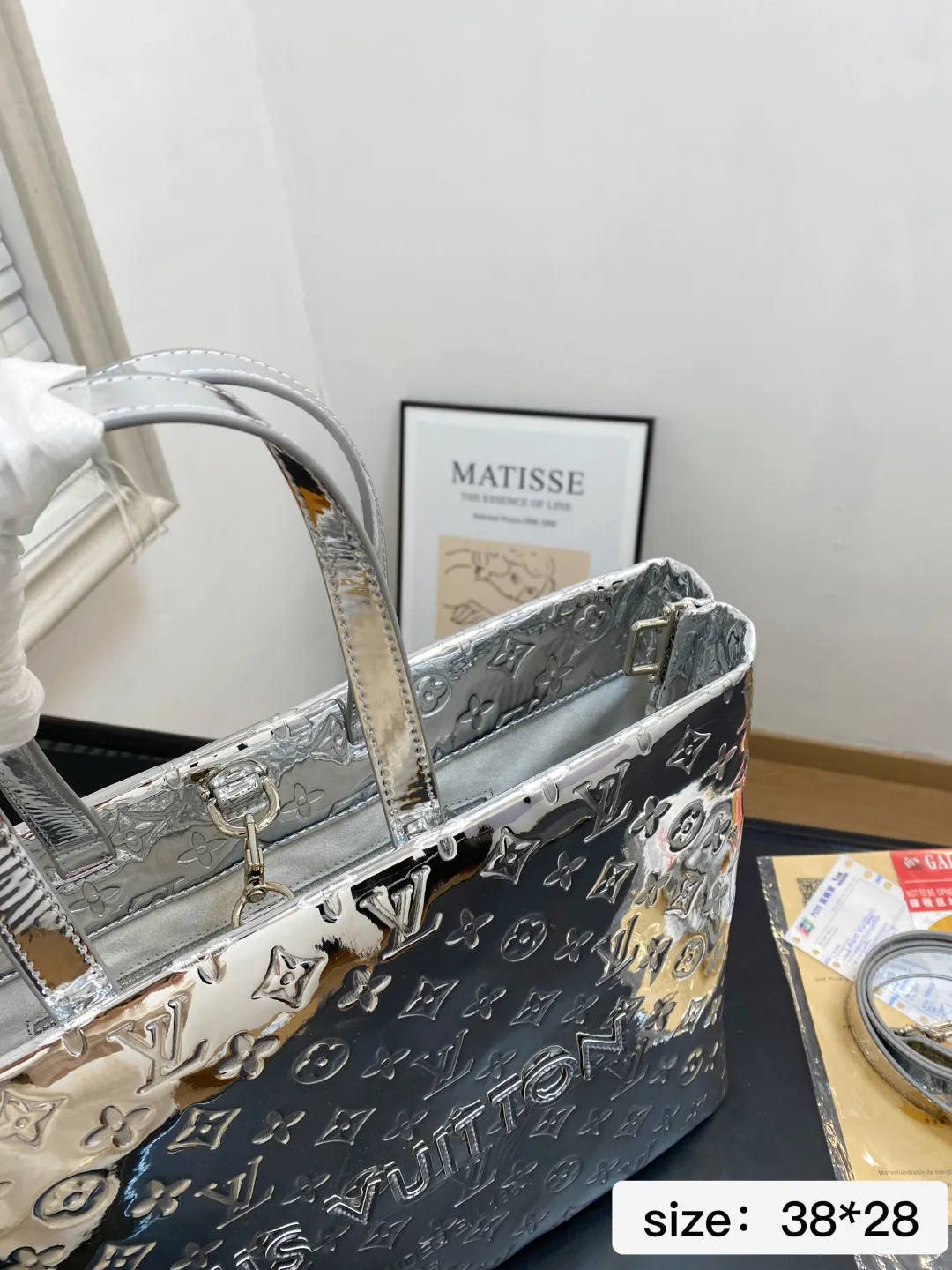 🅿️💰150 无盒 尺寸 38*28 LV Onthego|新品银色压纹包💥时尚C位拿捏了 银色包身自带镜面高光太哇塞了 在光线下blingbling的,走在街上绝对是焦点般的存在! 包身压满的LV经典Monogram花纹,既有品牌辨识度又充满质感 特有的光泽感和立体感,真的把奢华感拉满了~ 这把直接把C位狠狠拿捏了🫴 09687