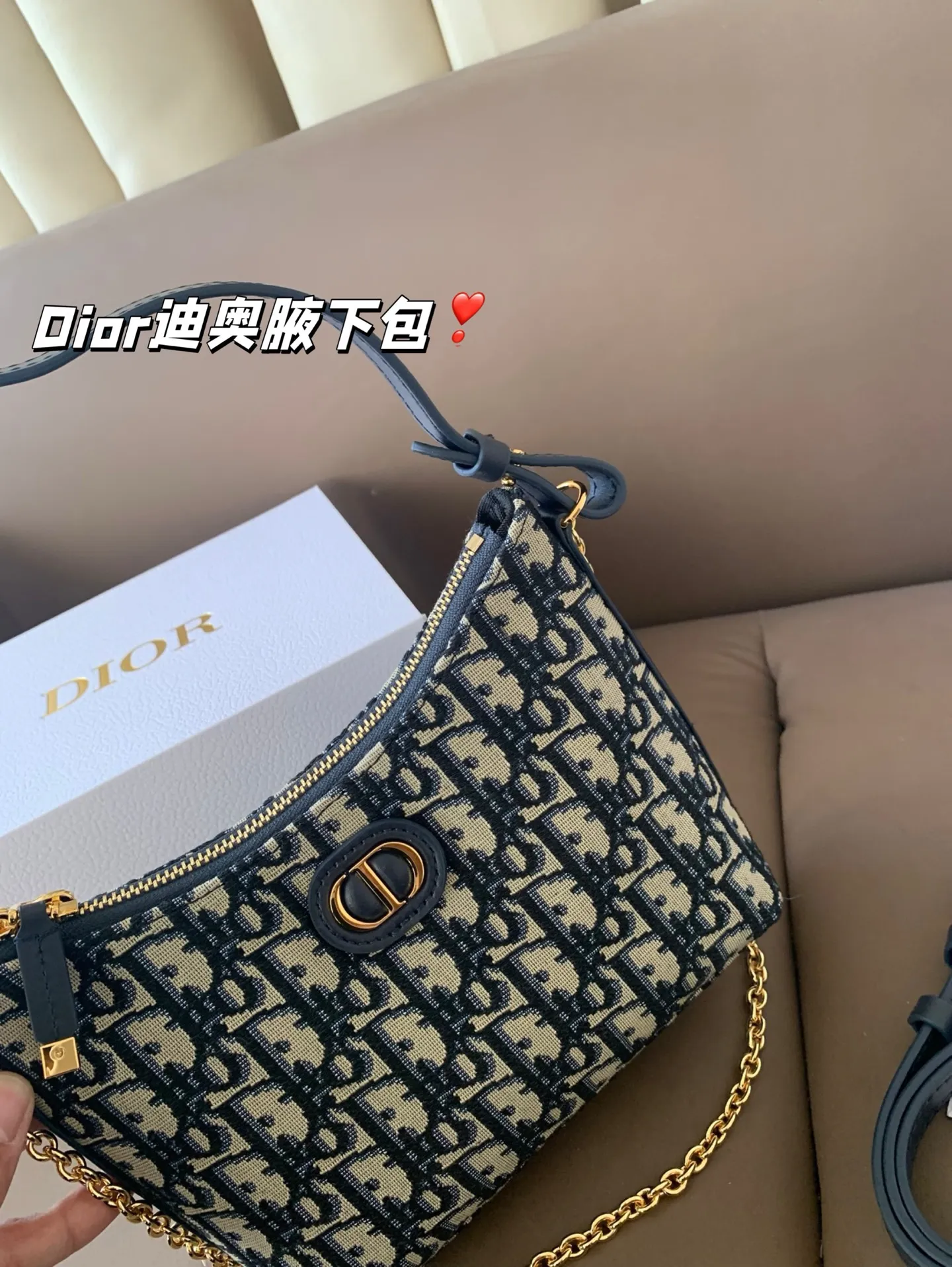 P175 配折叠盒子 Dior新款-迪奥之爱链条手袋!时尚现代而不失实用功能。CD标志,搭配一个拉链隔层,可收纳各种日常用品。百搭款式,搭配可调节、可拆卸的皮革肩带和顶部手柄,另带有可拆卸链条,可肩背或斜挎,是日常或晚装造型的理想之选。 尺寸:19*14