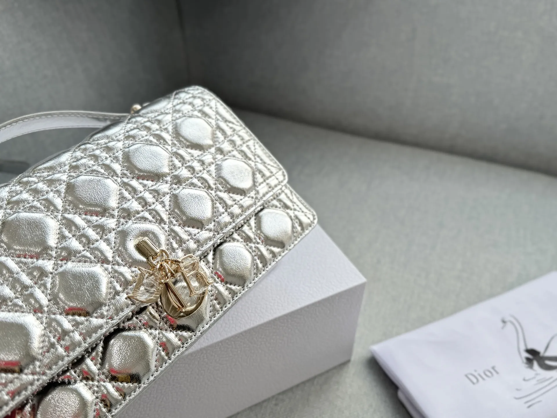 大💰190 折叠盒 小💰185 折叠盒 size：24&times;14/21&times;11 DIOR迪奥 My Dior MISS DIOR 藤格纹 链条包 单肩斜挎包手提包 MISS DIOR手袋 手提或肩背都很优雅高级 标志性的藤纹格内里多个隔层和卡槽精美之余又实用度满满的 优雅实用。采用羊皮革精心制作