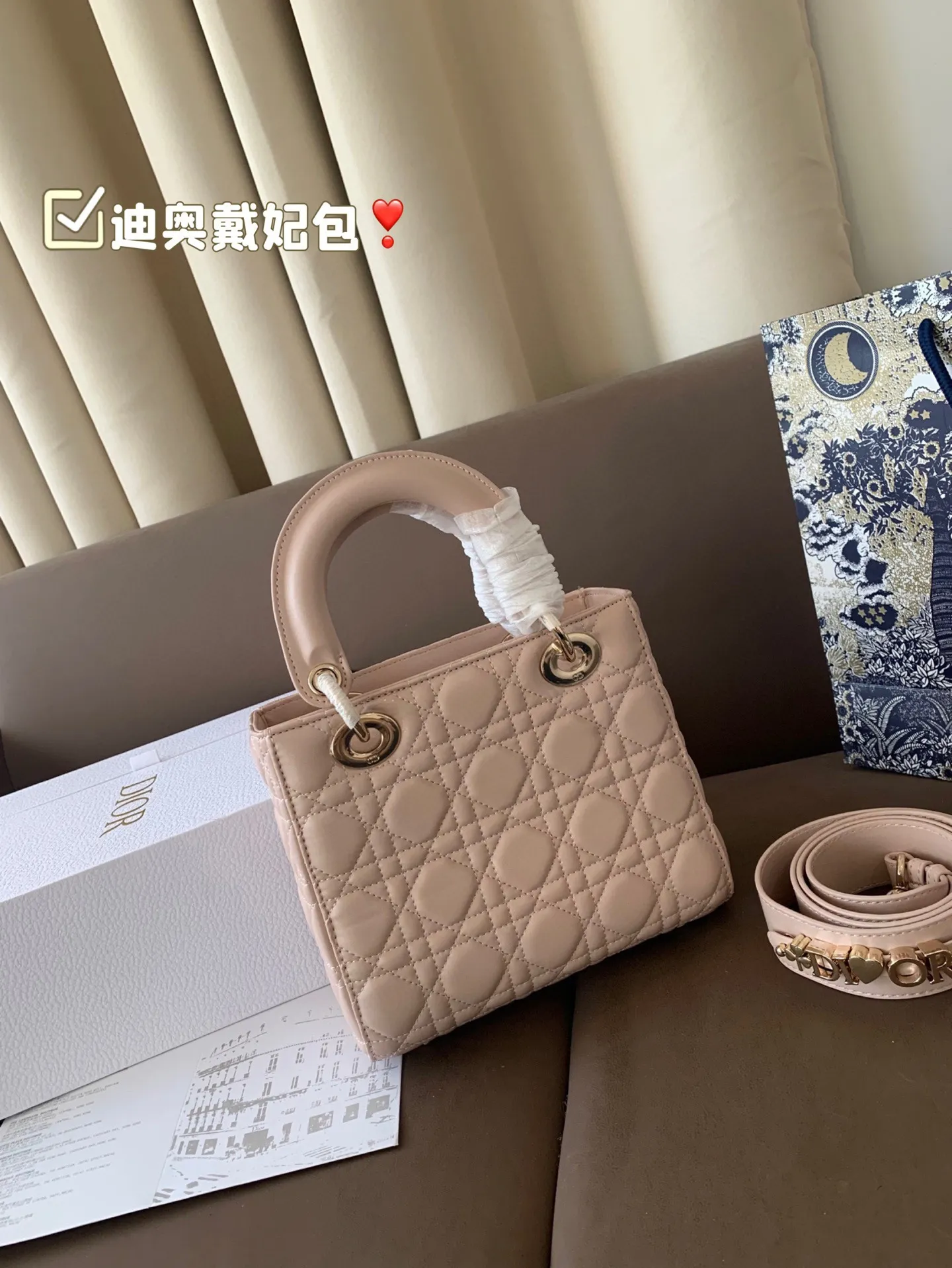 P185 折叠盒 迪奥戴妃包 sDior戴妃包太好看了吧! 优雅指数拉满 搭配简洁风格的衣服整个人气质就上来了 而且容量完全可以满足日常要求 日常聚会逛街都很方便~ 尺寸20*18