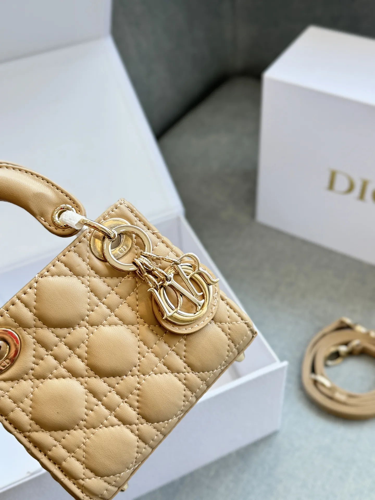 超迷你三格💰160 全套礼盒 size：12&times;11 DIOR迪奥 Lady Dior 藤格纹 戴妃包手提包 自带高级感， 羊皮纹戴妃的美谁懂 很精致很显气质 完全是人间富贵花本花🌹