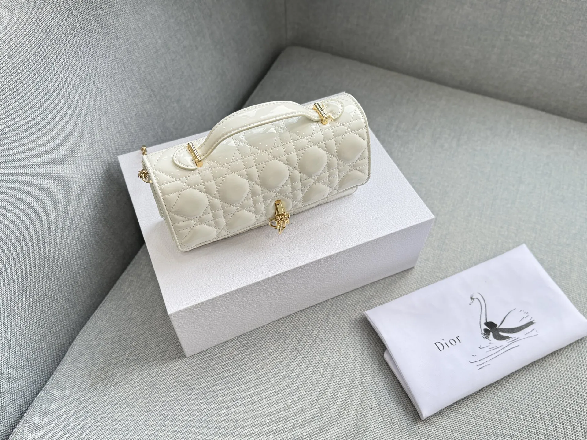 大💰190 折叠盒 小💰185 折叠盒 size：24&times;14/21&times;11 DIOR迪奥 My Dior MISS DIOR 藤格纹 漆皮 链条包 单肩斜挎包手提包 手袋兼具优雅气质与实用功能。采用黑色漆皮牛皮革精心制作，饰以藤格纹缉面线，翻盖点缀以D.I.O.R.吊饰，两个隔层和一个拉链口袋可收纳各种日常用品，可与日常或晚装造型搭配使用。 秋冬的氛围感拉满~