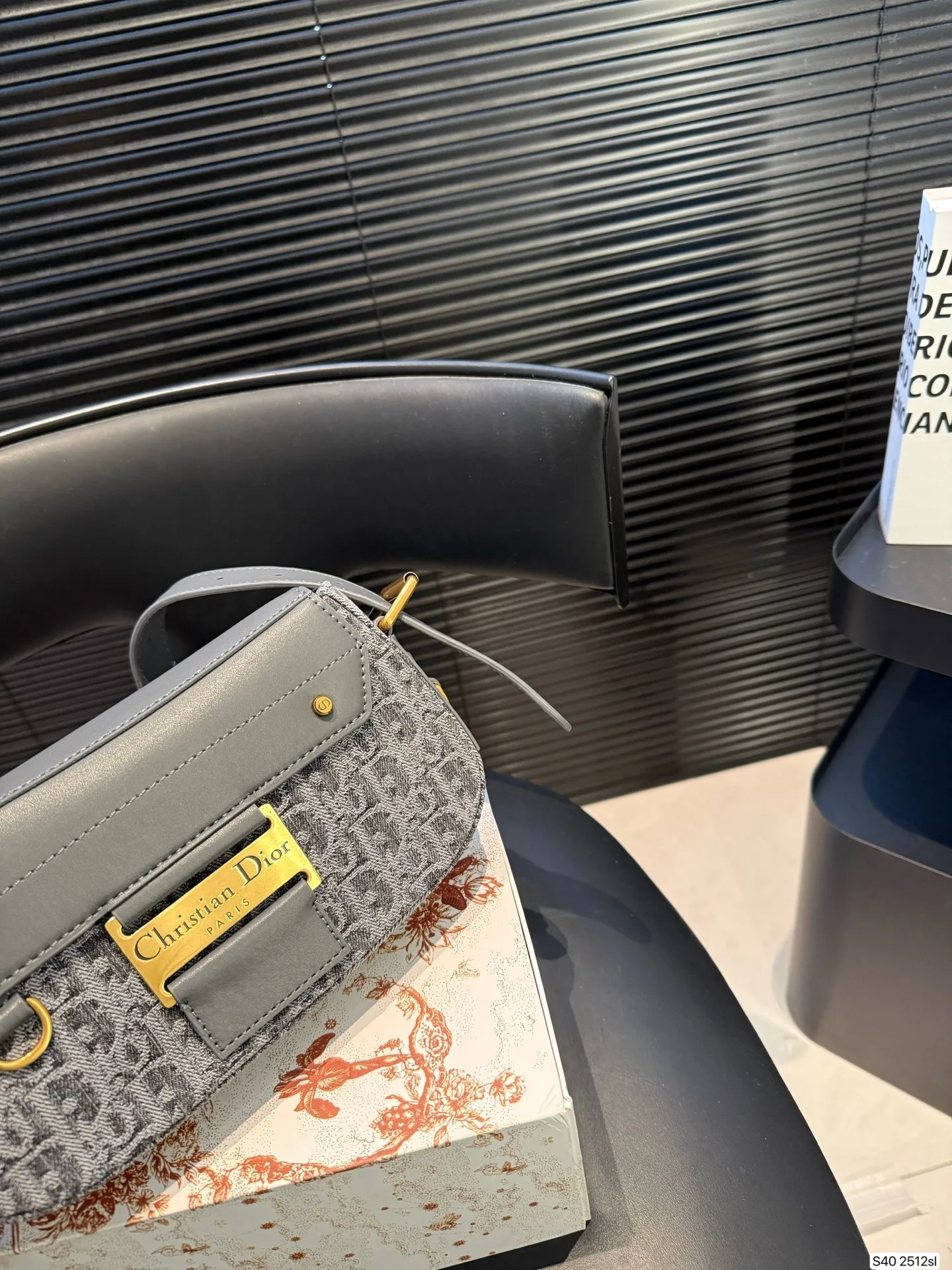 P250配折叠盒子 迪奥Dior4月新款来啦!Streetchic手袋!这款 Streetchic 手袋是二零二五春夏成衣系列新品,重新诠释经典设计可收纳1部手机、1个钱包2个卡夹太阳眼镜唇膏大大的金属牌设计有种古早的帅气朋克感!宽肩带是两侧可调节的款式让它可以实现多种背法磁扣开合方式拿取东西也很方便~简直不要太帅了!! 尺寸:23 14货号2512