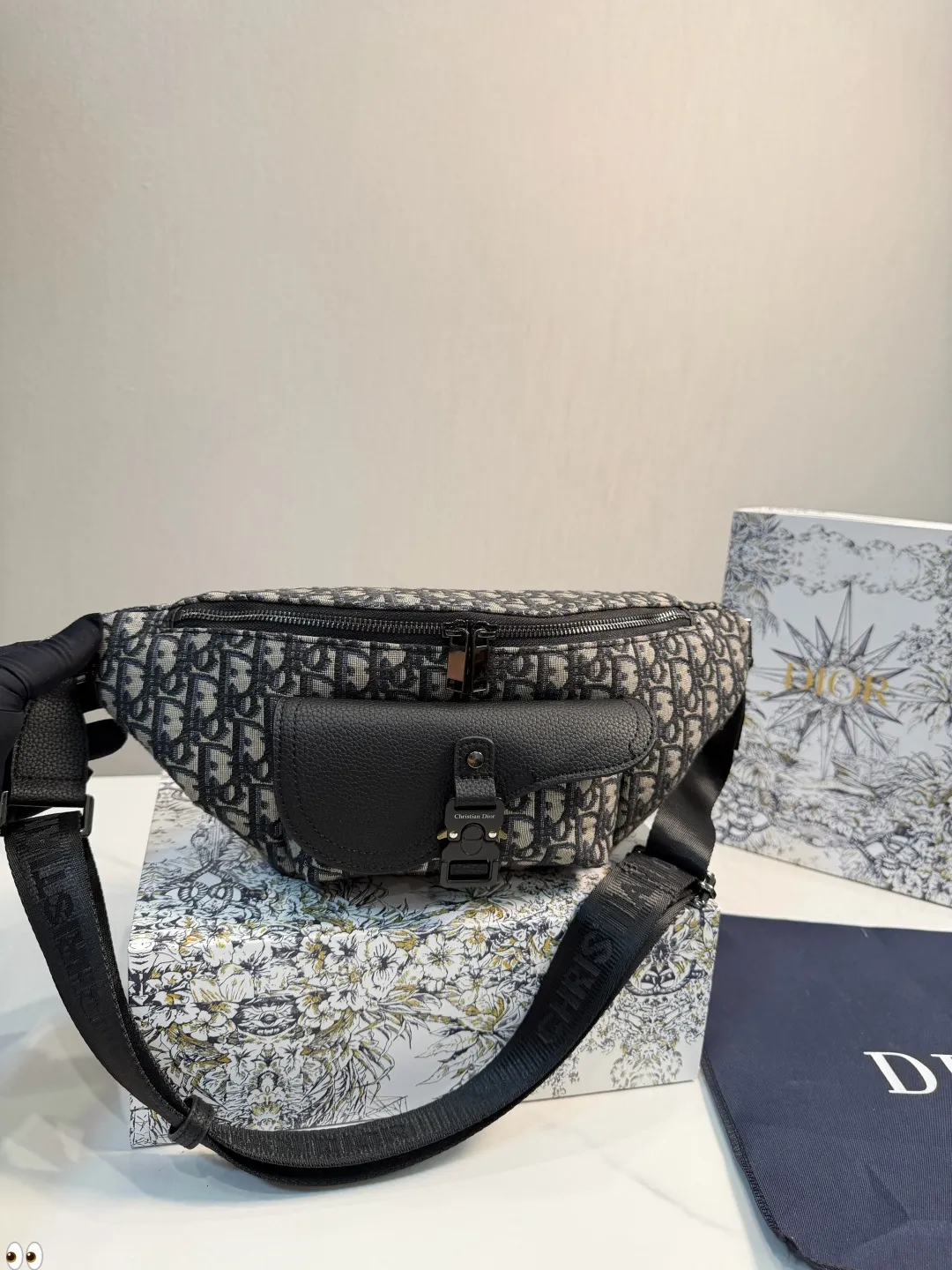 ❤️p155（礼盒包装）❤️ 巨实用巨好看的dior迪奥腰包，大爱的迪奥老花帆布链条腰包 超精致又能装，真香a！喜欢小包的妹子们看过来~老花帆布手机包！不要看着觉得容量小单单放手机三只足以！总之就是想怎么方便怎么来了！ 尺寸：40.17cm