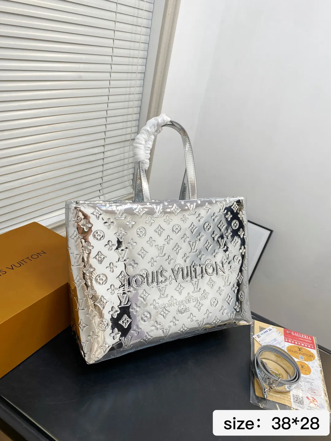 🅿️💰150 无盒 尺寸 38*28 LV Onthego|新品银色压纹包💥时尚C位拿捏了 银色包身自带镜面高光太哇塞了 在光线下blingbling的,走在街上绝对是焦点般的存在! 包身压满的LV经典Monogram花纹,既有品牌辨识度又充满质感 特有的光泽感和立体感,真的把奢华感拉满了~ 这把直接把C位狠狠拿捏了🫴 09687