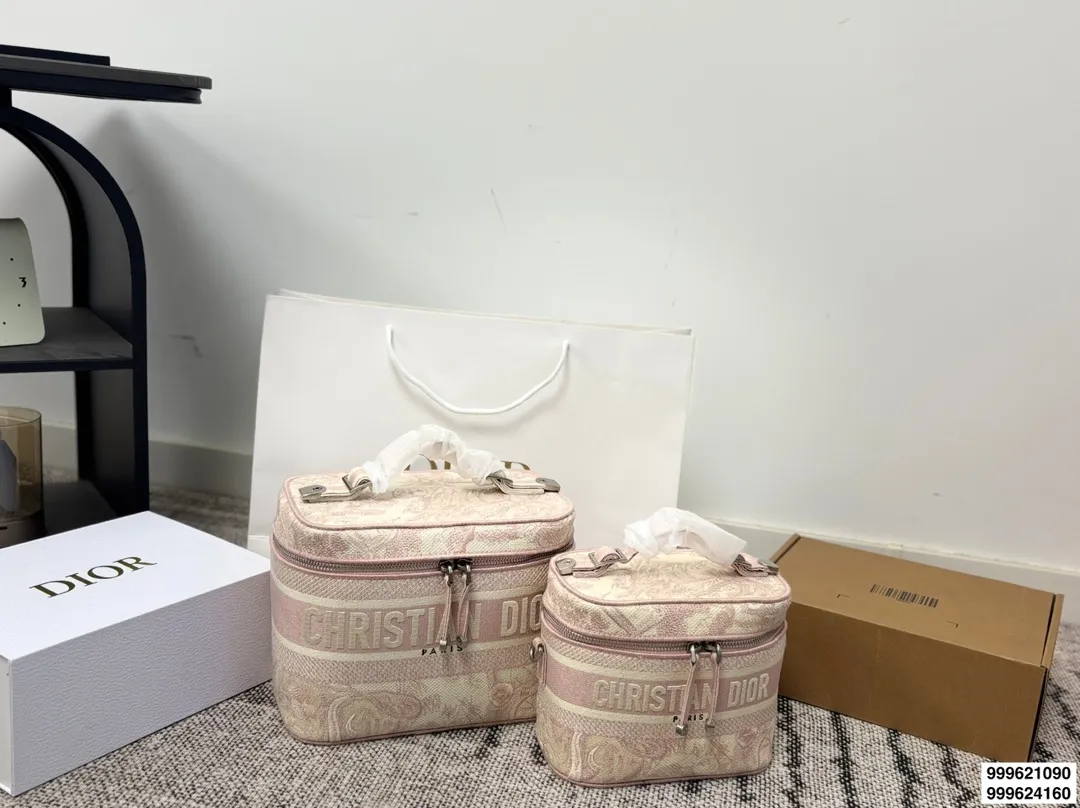 大号p220 小号p230 (配肩带)礼盒包装 size:24*18cm 19*15cm 迪奥 刺绣化妆包 原单 第一眼就沦陷,小号配长肩带 圆圆的包身太讨喜