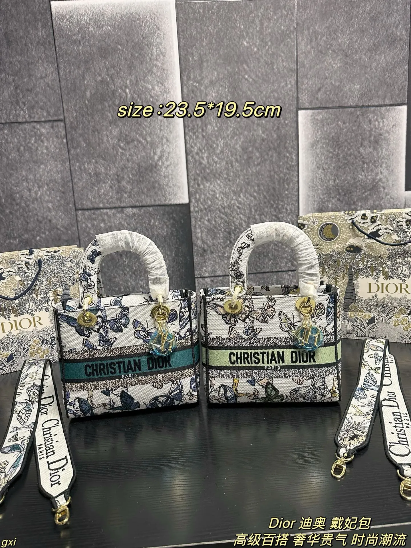 P280配盒 Dior 迪奥 戴妃包 Lady刺绣蝴蝶系列,精美的刺绣,经典的设计,让整个包非常亮眼,大容量的设计 ,凹造型神器,超级复古的,容量也是妥妥的,各种杂物往里面丢就好了,仙气满满的刺绣托特,打造轻松休闲的vibe 尺寸:23.5*19.5cm