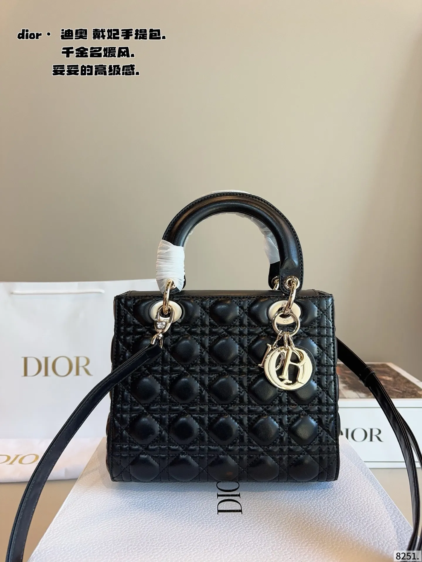 p210配包装🎁. 迪奥戴妃,dior高端品质,可随意对比专柜细节,独家出货,高版本第一批定制爆款 与专柜一样哦!磨砂品质 现货在售‼️实拍图一组,我们的版本看实拍 更有寓意 尺寸:24*12*20/cm