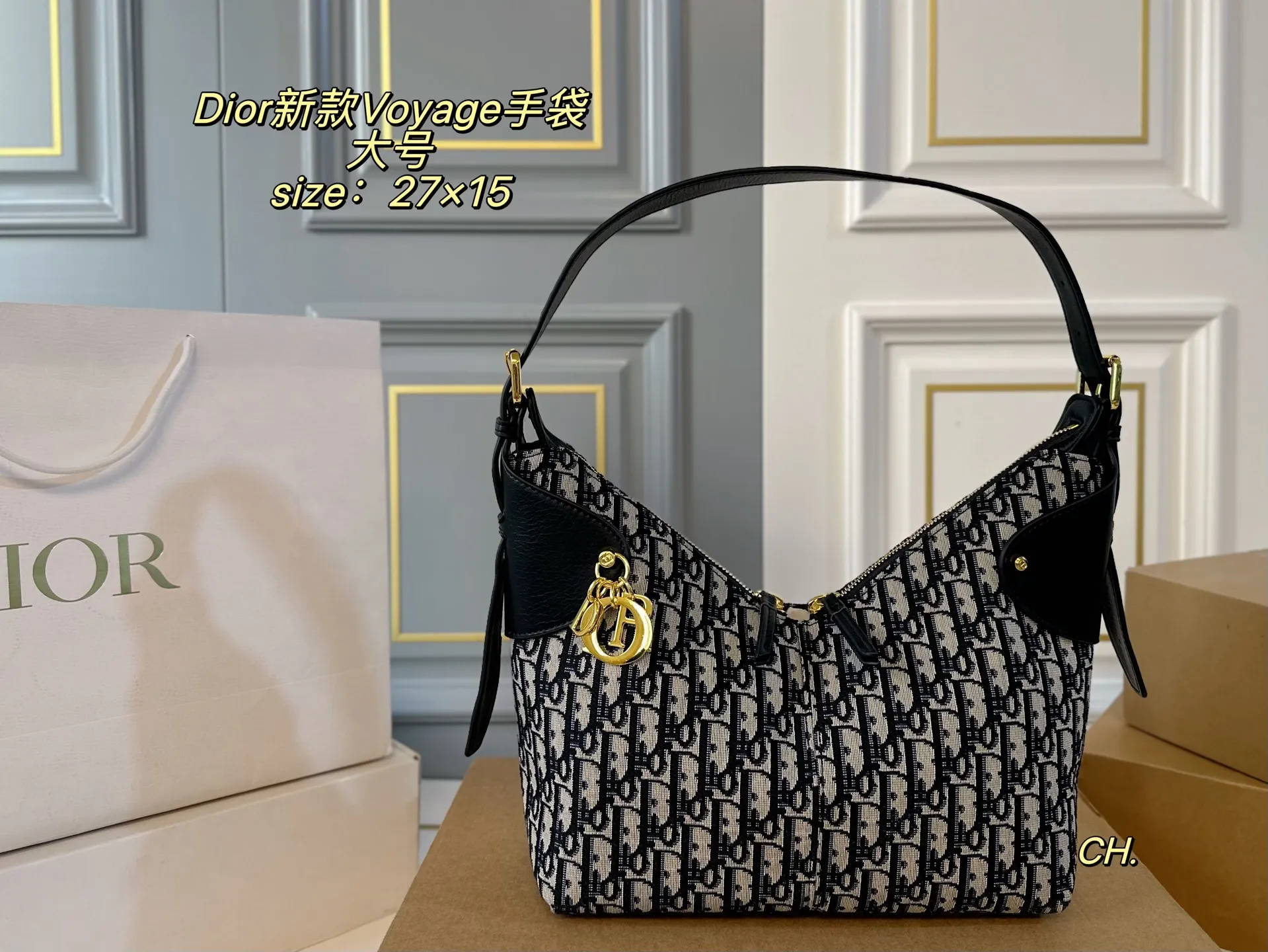 P150（折叠盒） size：27&times;15大号 DIOR迪奥新款菱格Voyage 手袋💕 复古时尚，简约大方，港风感拉满 摸起来超治愈的菱格纹➕质感五金 可调节肩带，对不同身高都友好 精致感拉满，专属挂饰细节满分💯