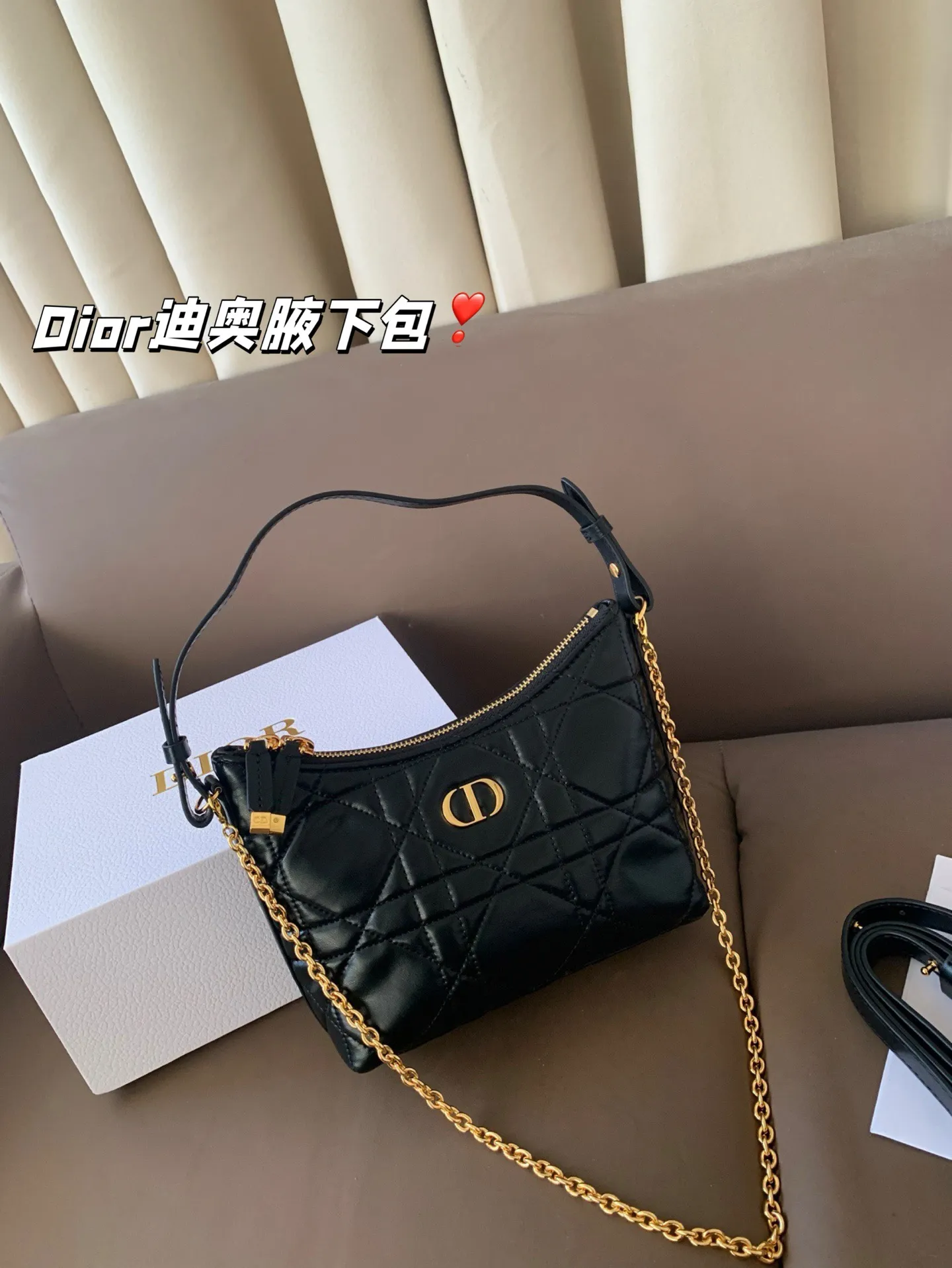 P175 配折叠盒子 Dior新款-迪奥之爱链条手袋!时尚现代而不失实用功能。CD标志，搭配一个拉链隔层，可收纳各种日常用品。百搭款式，搭配可调节、可拆卸的皮革肩带和顶部手柄，另带有可拆卸链条，可肩背或斜挎，是日常或晚装造型的理想之选。 尺寸：19*14