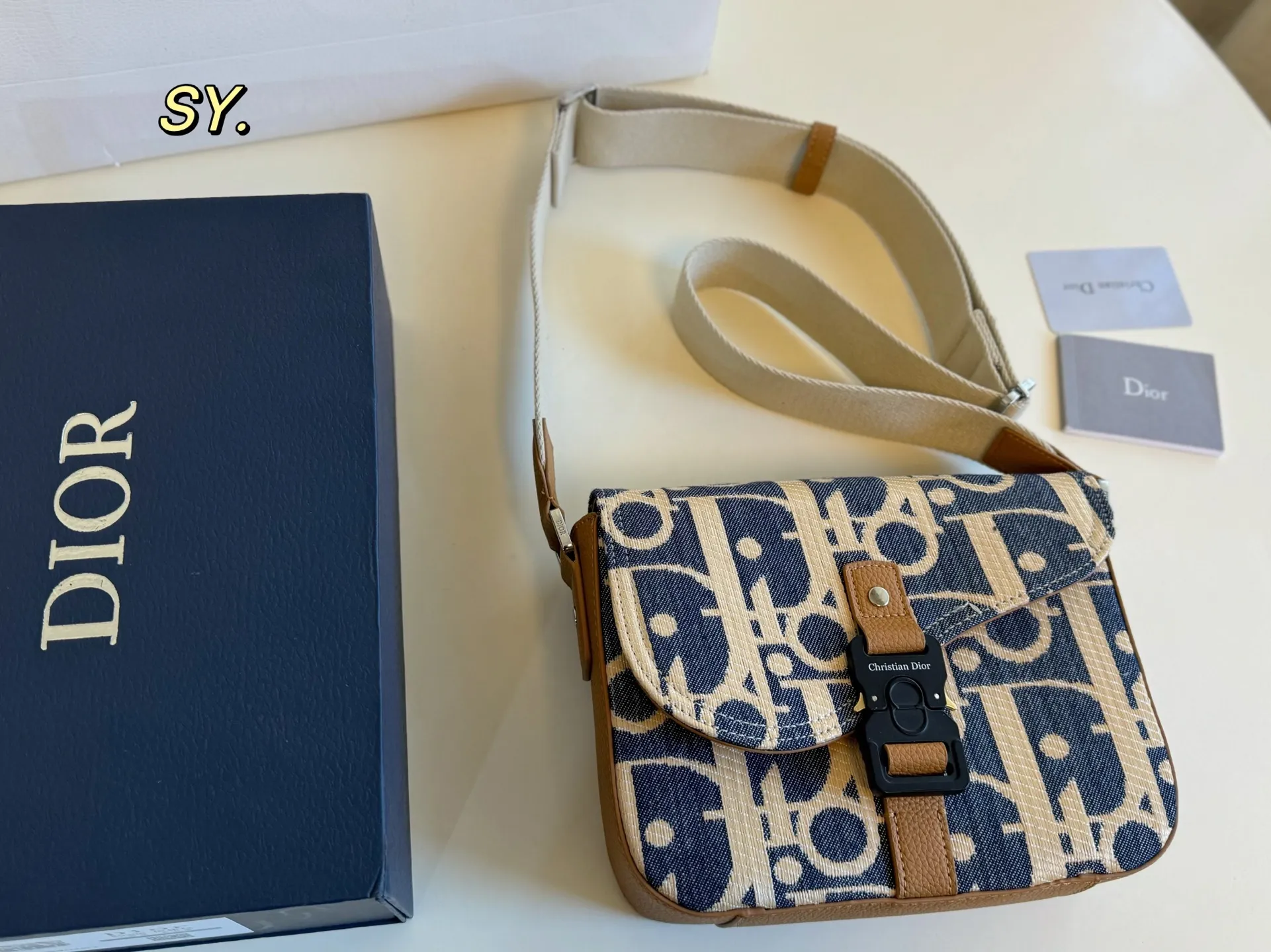 P180(折叠盒) size:23×19 DIOR 迪奥新款牛仔马鞍信使包💕 马鞍与信使元素相结合的斜挎包, 可调节肩带,🉑️肩背或斜挎, 实用率非常高,可搭配休闲和商务!