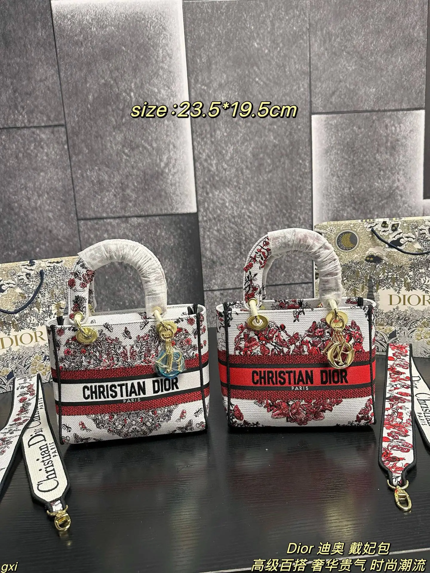 P280配盒 Dior 迪奥 戴妃包 Lady最新浪漫花型刺绣系列，仙气满满的，经典的图形刺绣，精湛的工艺，完美的配色，整体时尚又复古，高级又浪漫，包包以其甜美的粉红色彩，给人以温柔的印象，精美的红色刺绣装饰在纯白的包身上，如同艺术品一样令人赏心悦目，每一针每一线都透露出仙气与甜蜜~无论是独特的挂饰还是标志性的宽红带，每一个细节都显得如此精致！简直爱不够哇~ 尺寸：23.5*19.5cm