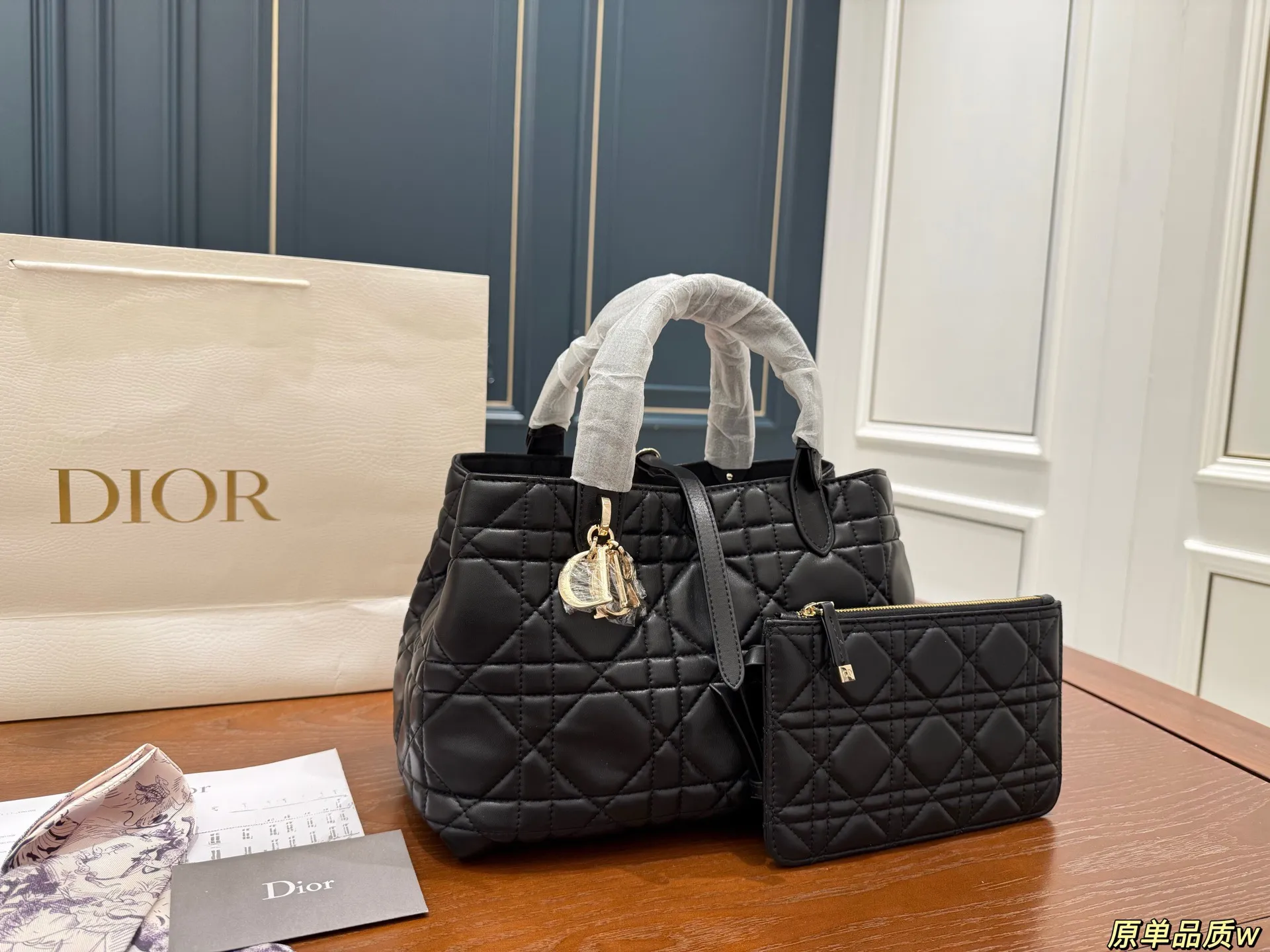 （折叠盒⚠️）p190 Dior迪奥 超火的Toujours 购物袋 🉑️变形托特tote 羊皮藤格纹 上身太高级啦！ 个人觉得 包型真的很耐看！ 又休闲 又优雅！ 现在它很火哦！ 中号 size 大小刚刚好肩带可调节 size：28*21cm