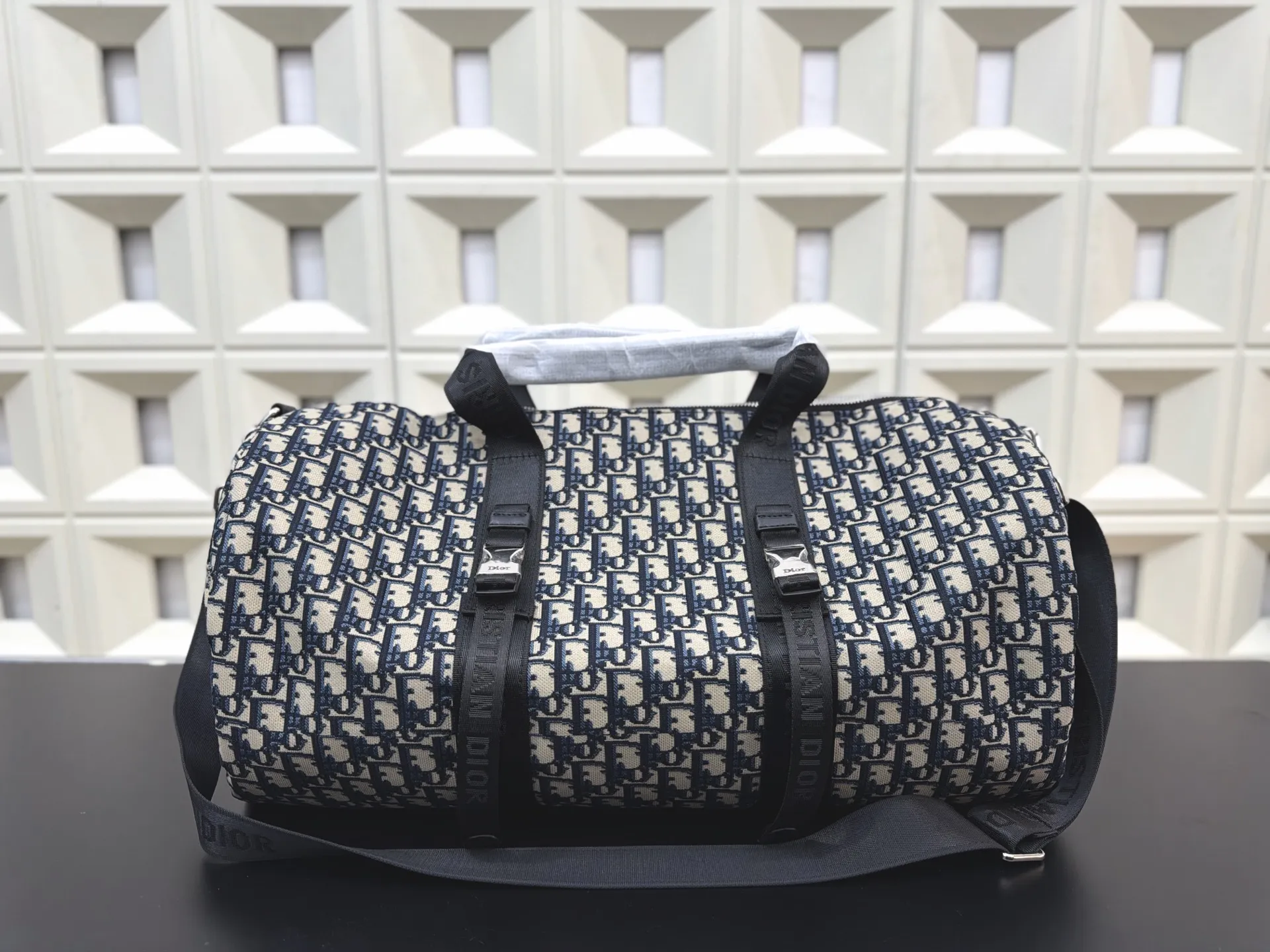 P145 DIOR 迪奥 牛仔布刺绣旅行袋 机场包 手提包 原厂面料🐂材质 电镀五金 休闲百搭 高端货 配送防尘袋 28 x 50 cm