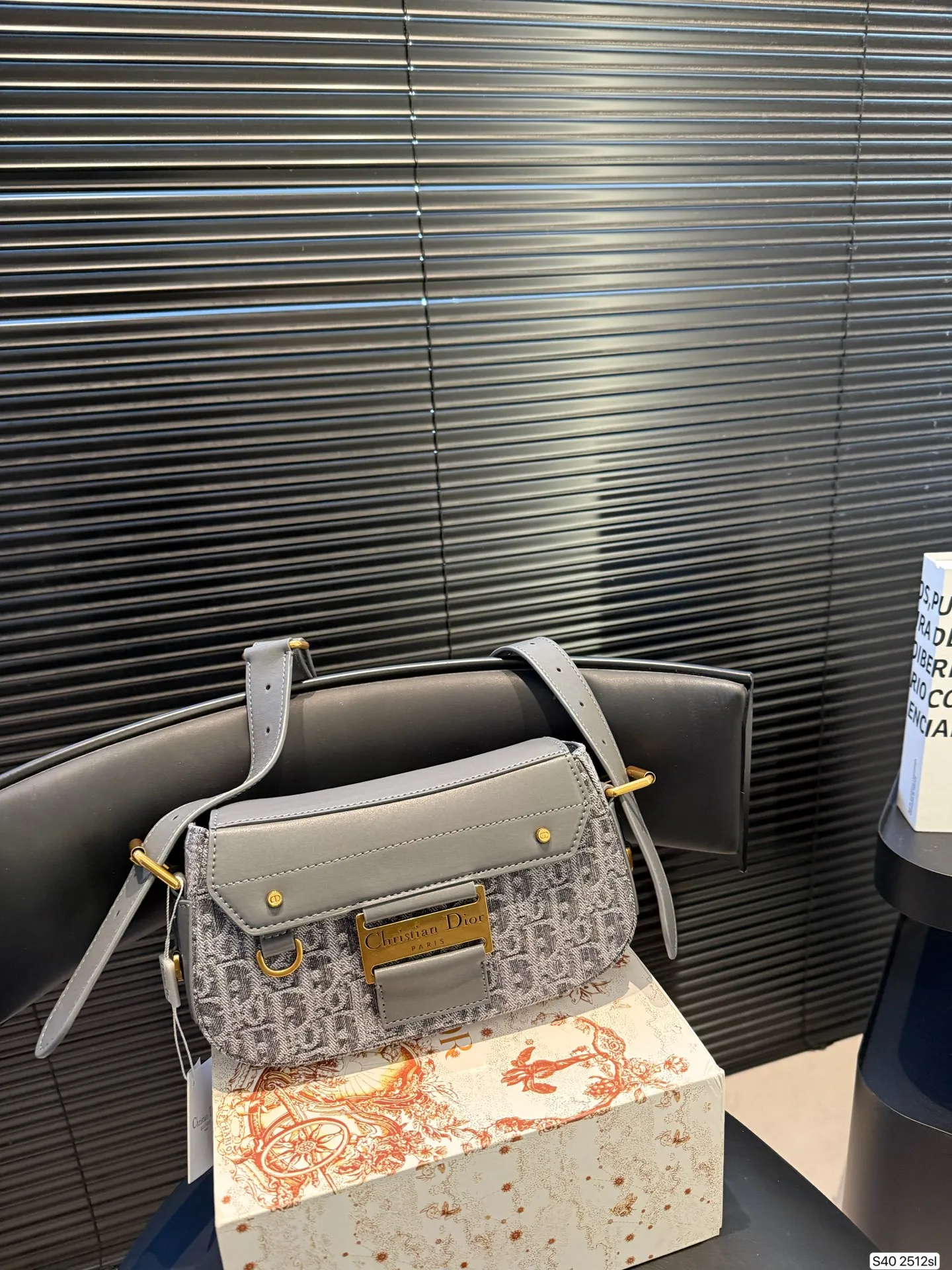 P250配折叠盒子 迪奥Dior4月新款来啦!Streetchic手袋!这款 Streetchic 手袋是二零二五春夏成衣系列新品,重新诠释经典设计可收纳1部手机、1个钱包2个卡夹太阳眼镜唇膏大大的金属牌设计有种古早的帅气朋克感!宽肩带是两侧可调节的款式让它可以实现多种背法磁扣开合方式拿取东西也很方便~简直不要太帅了!! 尺寸:23 14货号2512