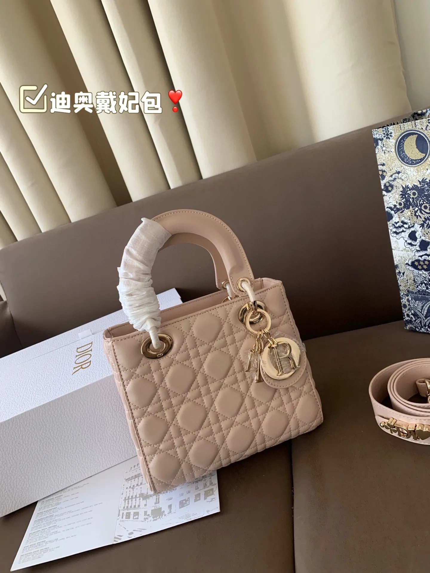 P185 折叠盒 迪奥戴妃包 sDior戴妃包太好看了吧！ 优雅指数拉满 搭配简洁风格的衣服整个人气质就上来了 而且容量完全可以满足日常要求 日常聚会逛街都很方便~ 尺寸20*18