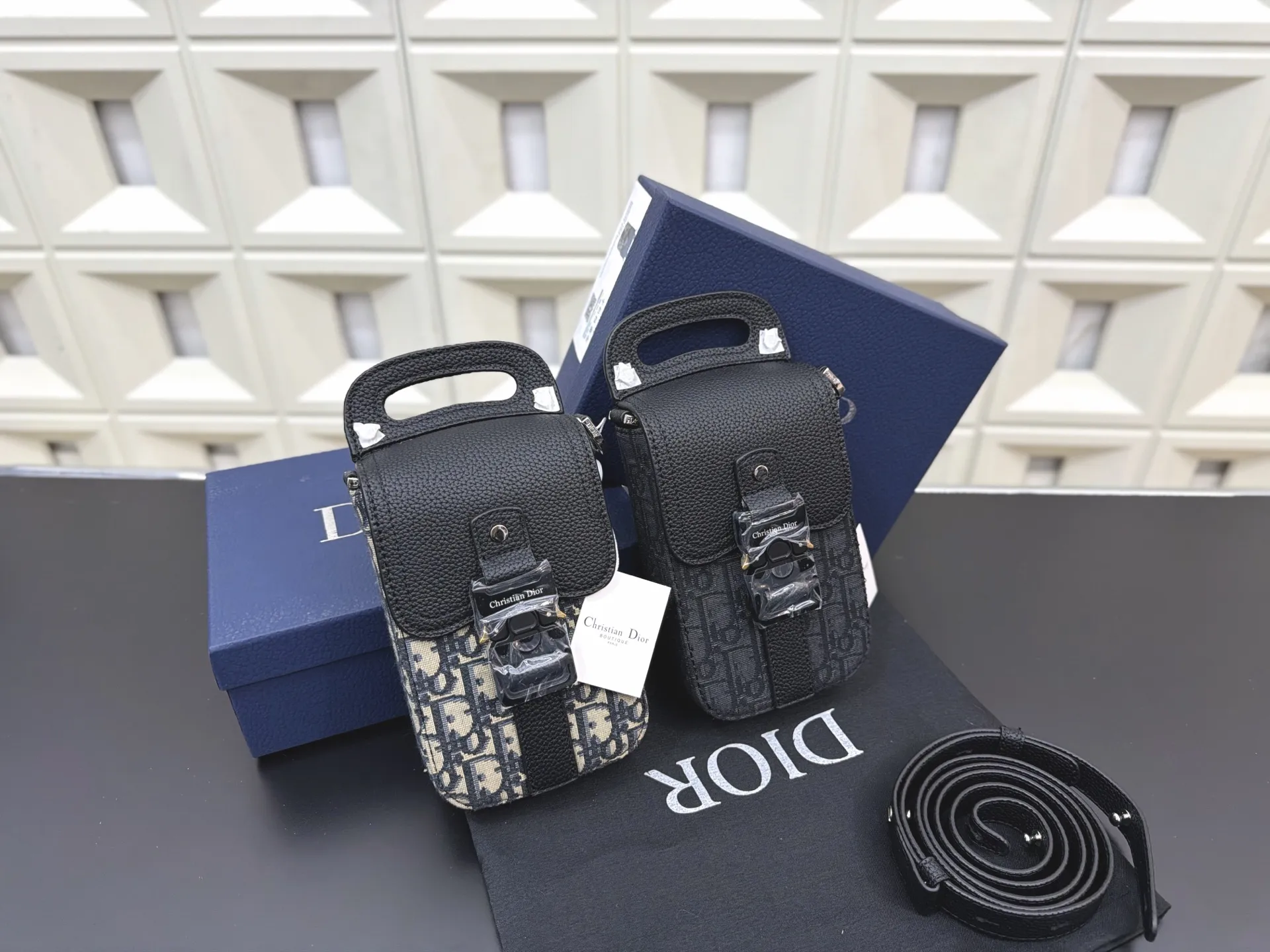 P150 DIOR 迪奥 刺绣针织牛仔布手机包 小方包 男女通用斜挎包 单肩包 经典百搭 实物拍摄 原厂原版面料 防尘袋 礼盒 22 x 11 cm。