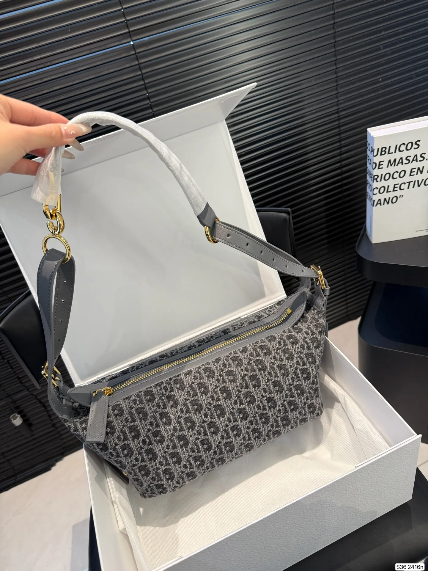 P230配折叠盒子 迪奥旅行包 被 Dior新款流浪包美到失语 富家千金同款Dior新款流浪包,一眼万年,背着它,你就是人群焦点谁还看路啊!时尚圈顶流Dior新款流浪包,把高级感狠狠拿捏住了,背上秒变街拍女王。 富家千金同款Dior新款流浪包,一眼万年,背着它,你就是人群焦点尺寸:26 15 货号2416