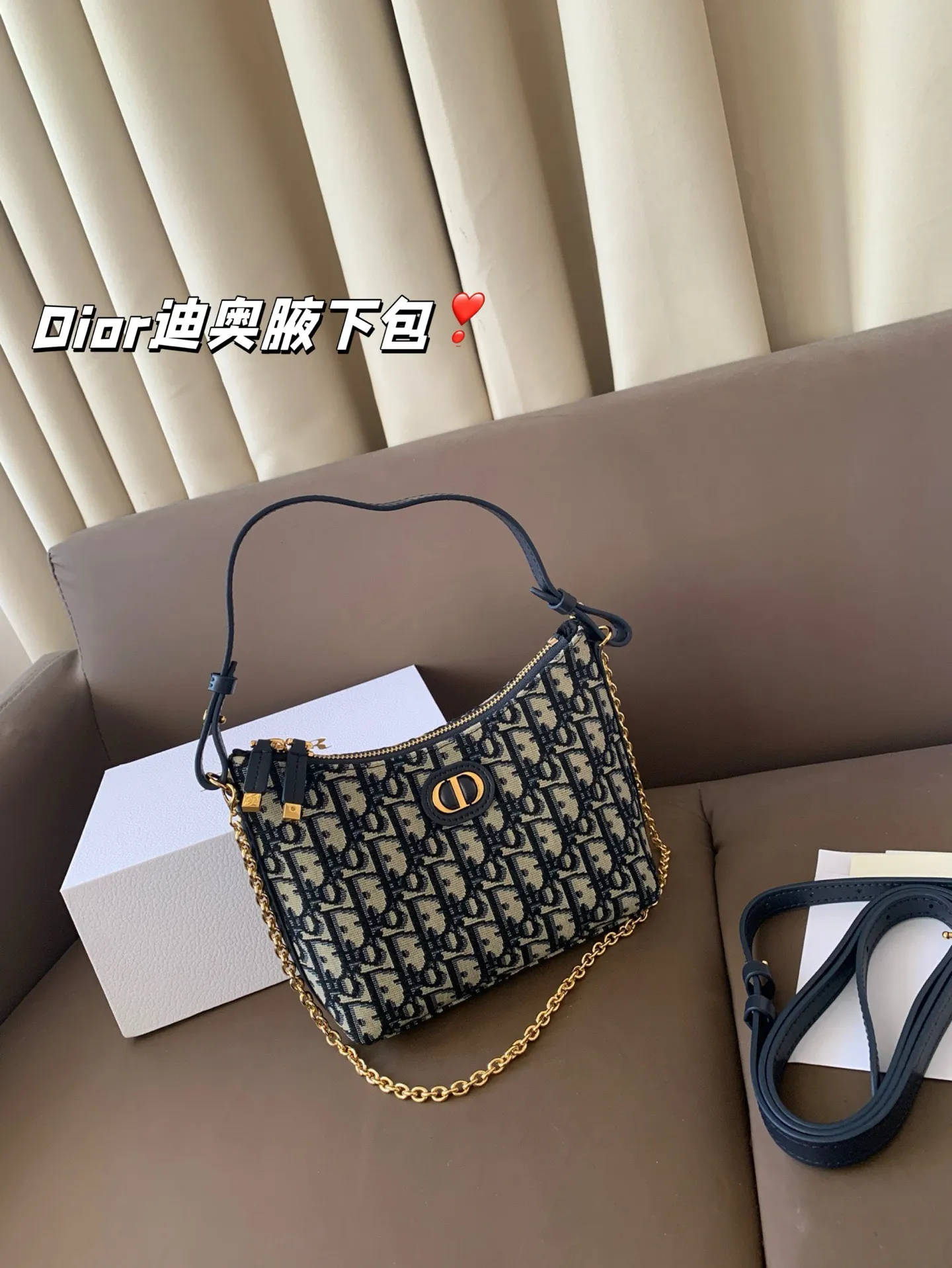 P175 配折叠盒子 Dior新款-迪奥之爱链条手袋!时尚现代而不失实用功能。CD标志，搭配一个拉链隔层，可收纳各种日常用品。百搭款式，搭配可调节、可拆卸的皮革肩带和顶部手柄，另带有可拆卸链条，可肩背或斜挎，是日常或晚装造型的理想之选。 尺寸：19*14