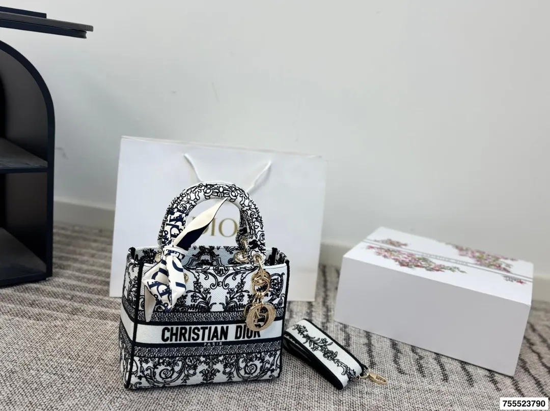 p290配礼盒 DIOR迪奥｜Lady D-Lite刺绣包 刺绣戴妃配斜挎带 D家最具有代表性的包包,拥有众多的粉丝~D家 lady D-Lite～诞生于20世纪90年代初,与戴安娜王妃有一段特殊的传奇,所以又被称为戴妃包最新款藤格纹刺绣戴妃包~精致度不止提升了一个档次开箱的仪式感~先来欣赏下视频~精致的如同艺术品这款包主打手工,每一个地方都是纯手工完成刺绣包边尤其是手柄处,感受到了吗 这款包特点全部立体感刺绣刺刺绣针数10万针以上,包包材质是意大利进口防水环保帆布 包包配有一款现在最流行的粗肩带,时尚感爆棚,休闲味道更浓郁~超百搭~容量很@,搭配翻盖设计,安全感十足 质感高级,配个大衣啥的太适合了,要有 包尺寸：24cm