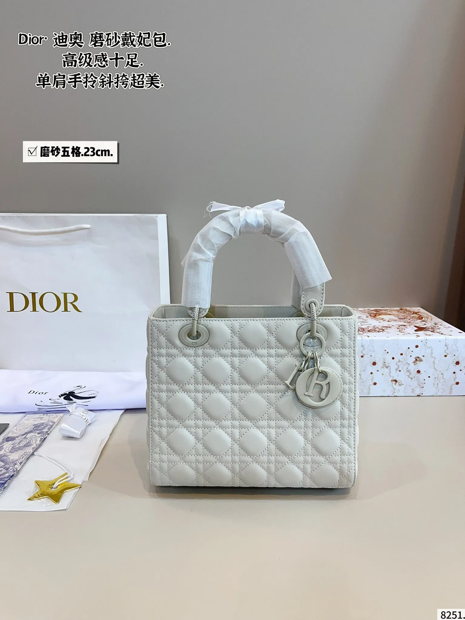 p210配包装🎁. 迪奥戴妃,dior高端品质,可随意对比专柜细节,独家出货,高版本第一批定制爆款 与专柜一样哦!磨砂品质 现货在售‼️实拍图一组,我们的版本看实拍 更有寓意 尺寸:23*12*20cm