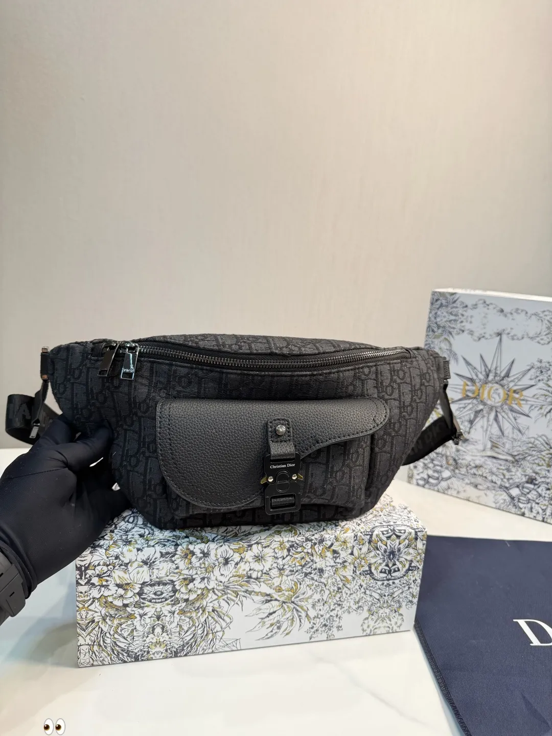 ❤️p155（礼盒包装）❤️ 巨实用巨好看的dior迪奥腰包，大爱的迪奥老花帆布链条腰包 超精致又能装，真香a！喜欢小包的妹子们看过来~老花帆布手机包！不要看着觉得容量小单单放手机三只足以！总之就是想怎么方便怎么来了！ 尺寸：40.17cm