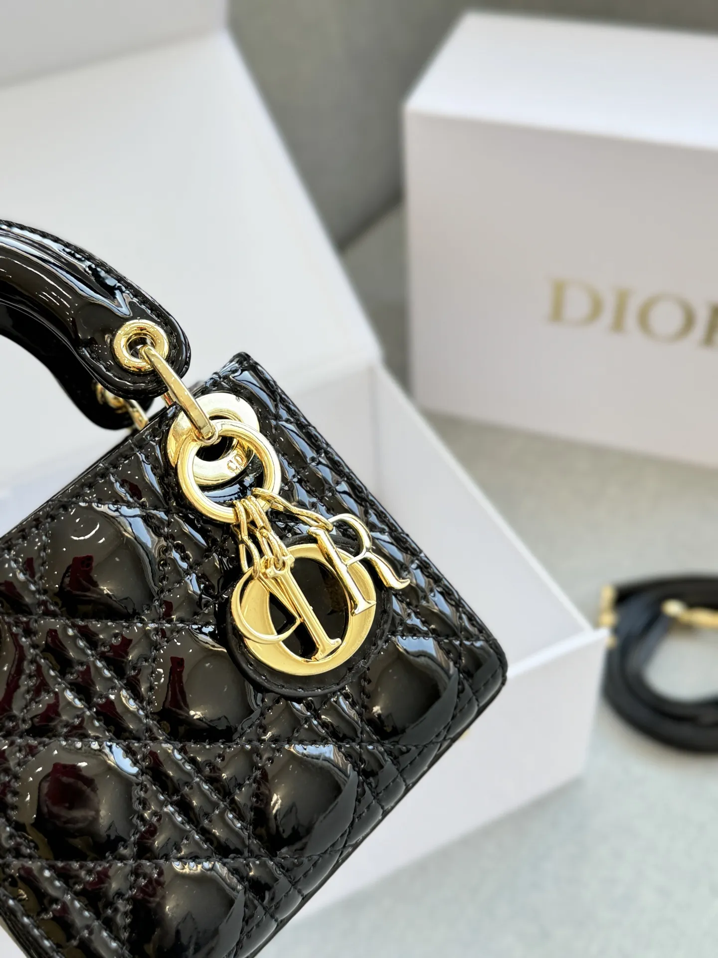 超迷你三格💰160 全套礼盒 size：12&times;11 DIOR迪奥 Lady Dior 藤格纹 漆皮 戴妃包手提包 自带高级感， 漆皮戴妃的美谁懂 整个包都在布灵布灵 很精致很显气质 完全是人间富贵花本花🌹