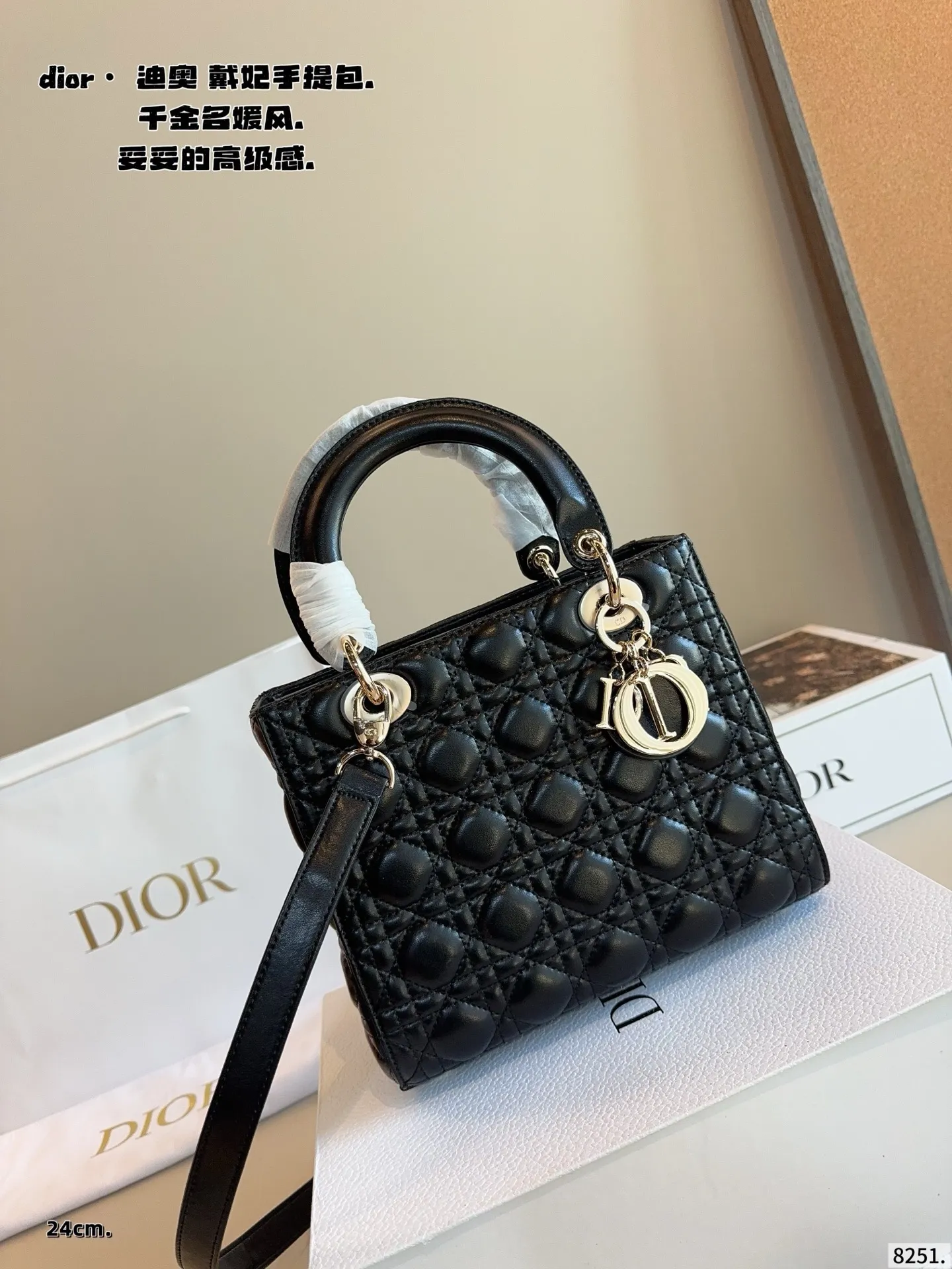 p210配包装🎁. 迪奥戴妃,dior高端品质,可随意对比专柜细节,独家出货,高版本第一批定制爆款 与专柜一样哦!磨砂品质 现货在售‼️实拍图一组,我们的版本看实拍 更有寓意 尺寸:24*12*20/cm