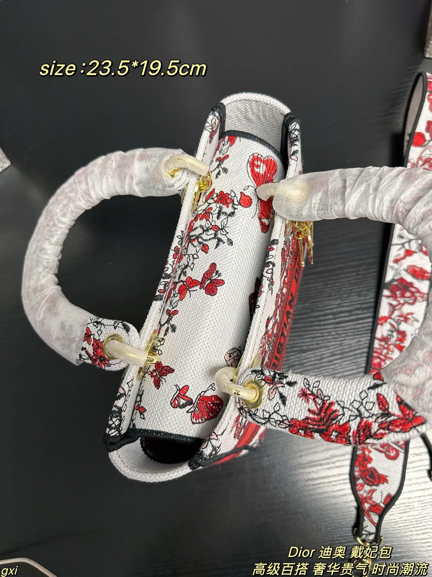 P280配盒 Dior 迪奥 戴妃包 Lady最新浪漫花型刺绣系列，仙气满满的，经典的图形刺绣，精湛的工艺，完美的配色，整体时尚又复古，高级又浪漫，包包以其甜美的粉红色彩，给人以温柔的印象，精美的红色刺绣装饰在纯白的包身上，如同艺术品一样令人赏心悦目，每一针每一线都透露出仙气与甜蜜~无论是独特的挂饰还是标志性的宽红带，每一个细节都显得如此精致！简直爱不够哇~ 尺寸：23.5*19.5cm