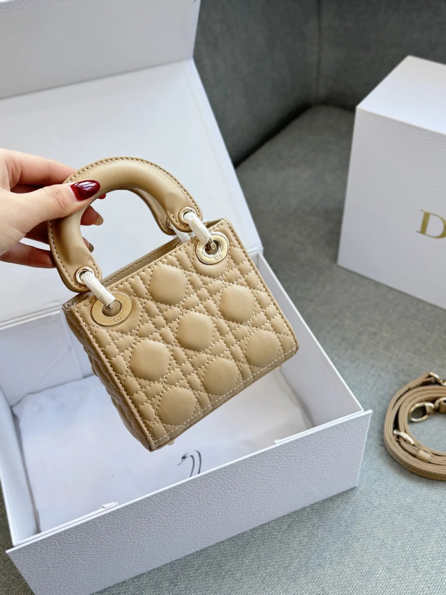 超迷你三格💰160 全套礼盒 size:12×11 DIOR迪奥 Lady Dior 藤格纹 戴妃包手提包 自带高级感, 羊皮纹戴妃的美谁懂 很精致很显气质 完全是人间富贵花本花🌹
