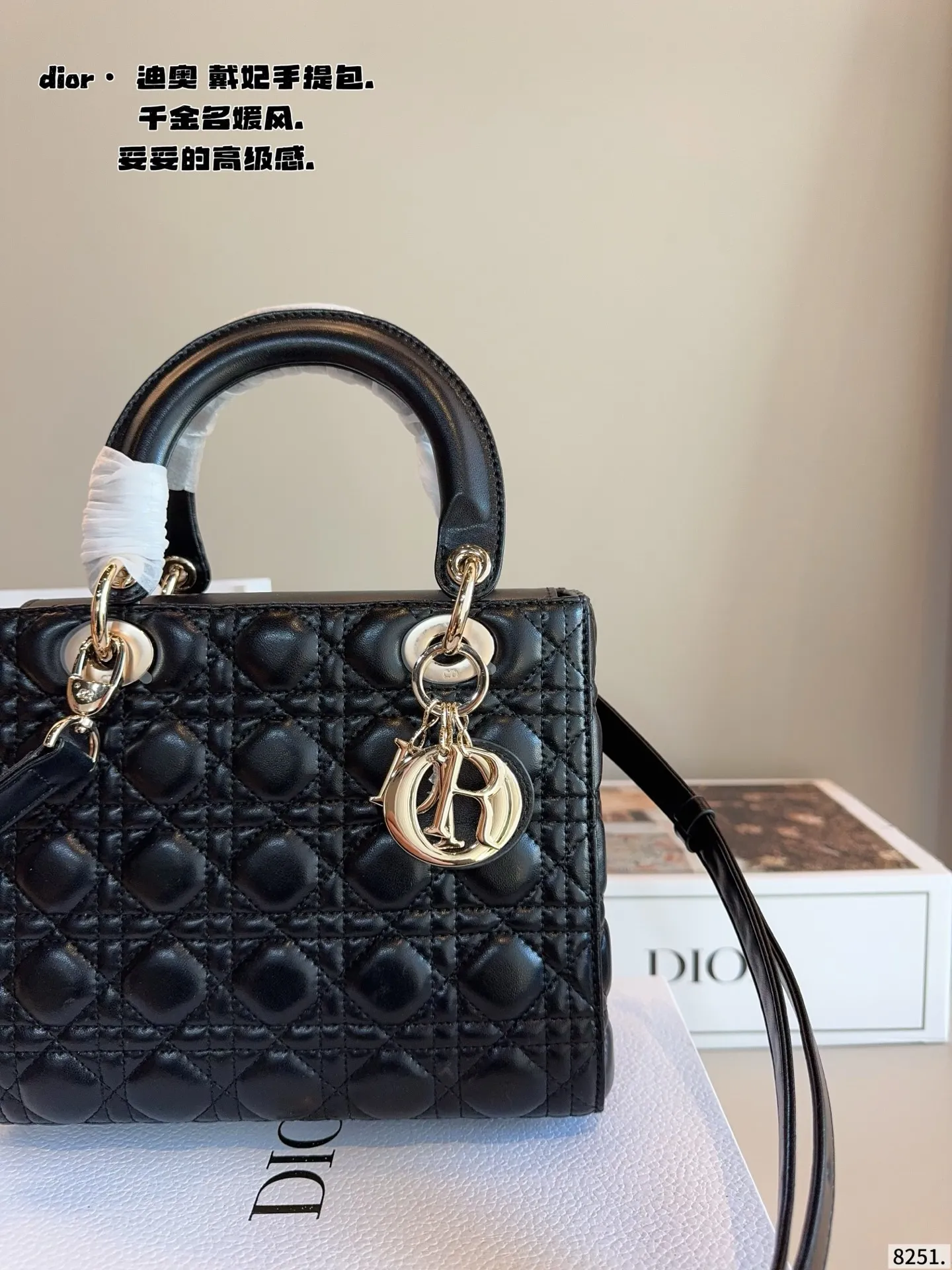 p210配包装🎁. 迪奥戴妃，dior高端品质，可随意对比专柜细节，独家出货，高版本第一批定制爆款 与专柜一样哦！磨砂品质 现货在售‼️实拍图一组，我们的版本看实拍 更有寓意 尺寸：24*12*20/cm