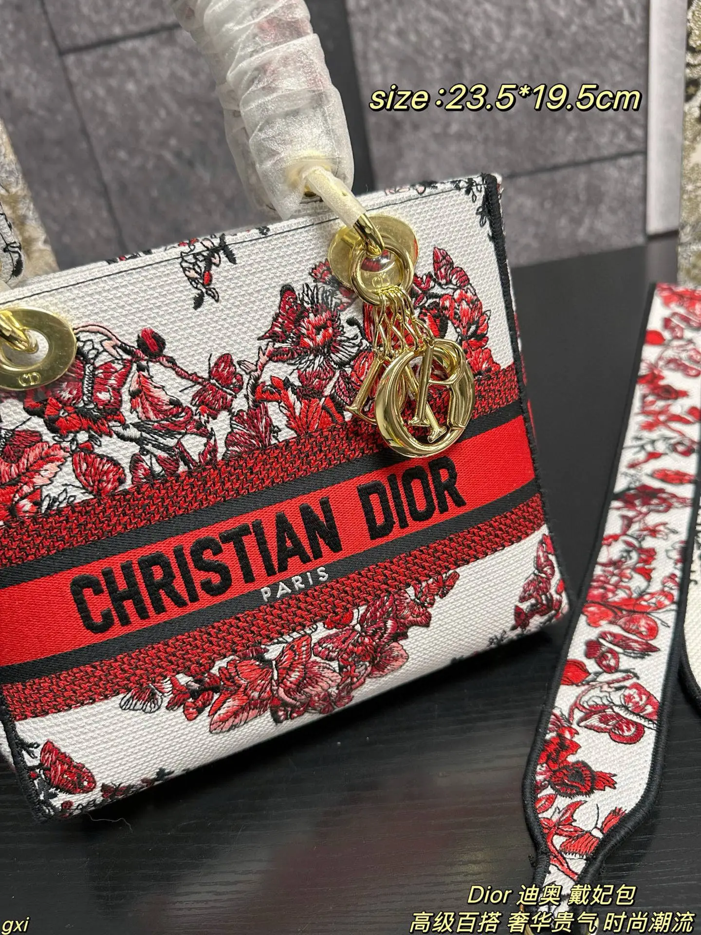 P280配盒 Dior 迪奥 戴妃包 Lady最新浪漫花型刺绣系列,仙气满满的,经典的图形刺绣,精湛的工艺,完美的配色,整体时尚又复古,高级又浪漫,包包以其甜美的粉红色彩,给人以温柔的印象,精美的红色刺绣装饰在纯白的包身上,如同艺术品一样令人赏心悦目,每一针每一线都透露出仙气与甜蜜~无论是独特的挂饰还是标志性的宽红带,每一个细节都显得如此精致!简直爱不够哇~ 尺寸:23.5*19.5cm