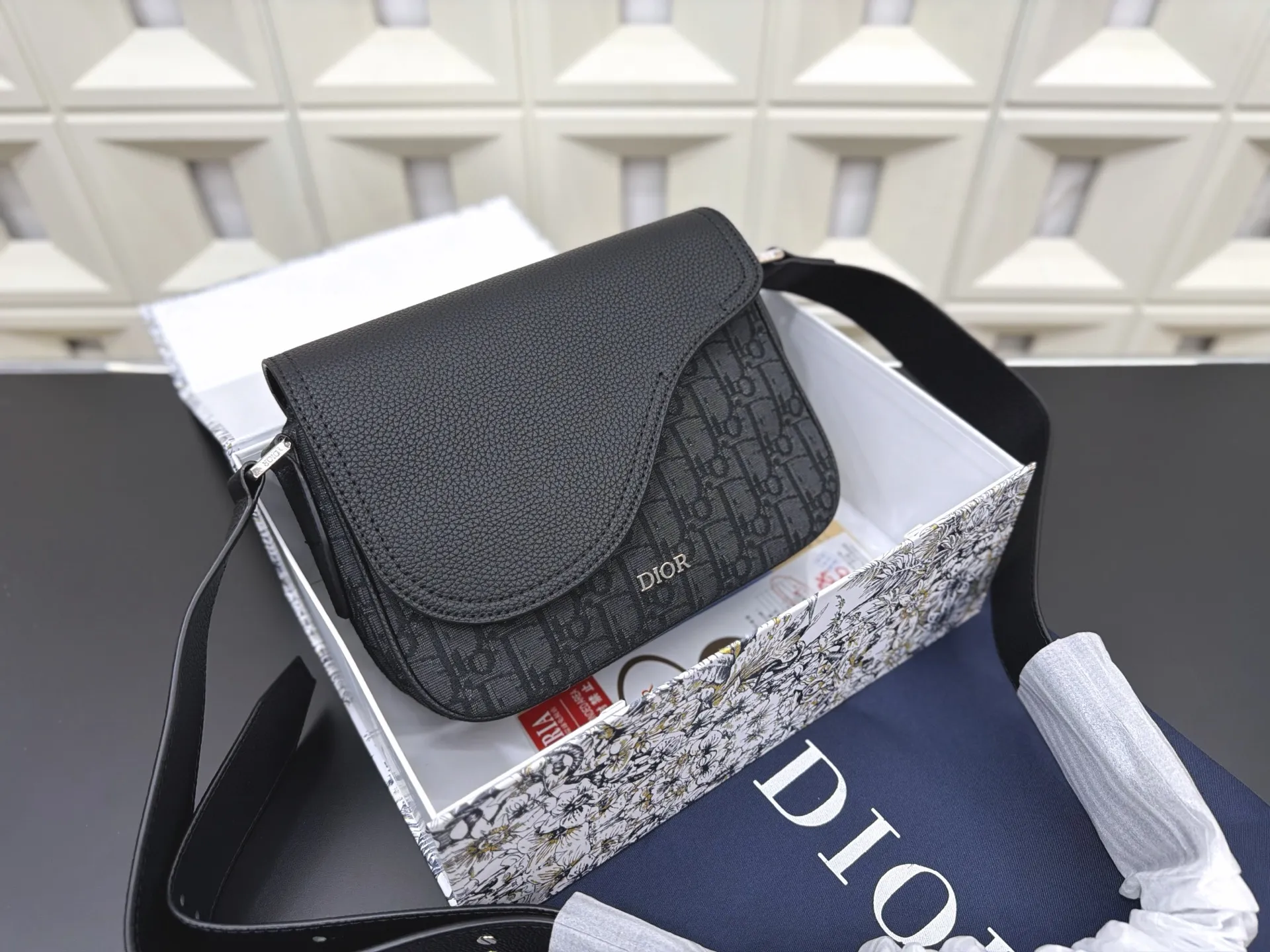 P125 Dior 迪奥 马鞍包 SADDLE提花翻盖邮差包 单肩斜挎包 明星单品 采用优质原厂材质 高端品质 配送礼盒 规格: 23 x 18cm