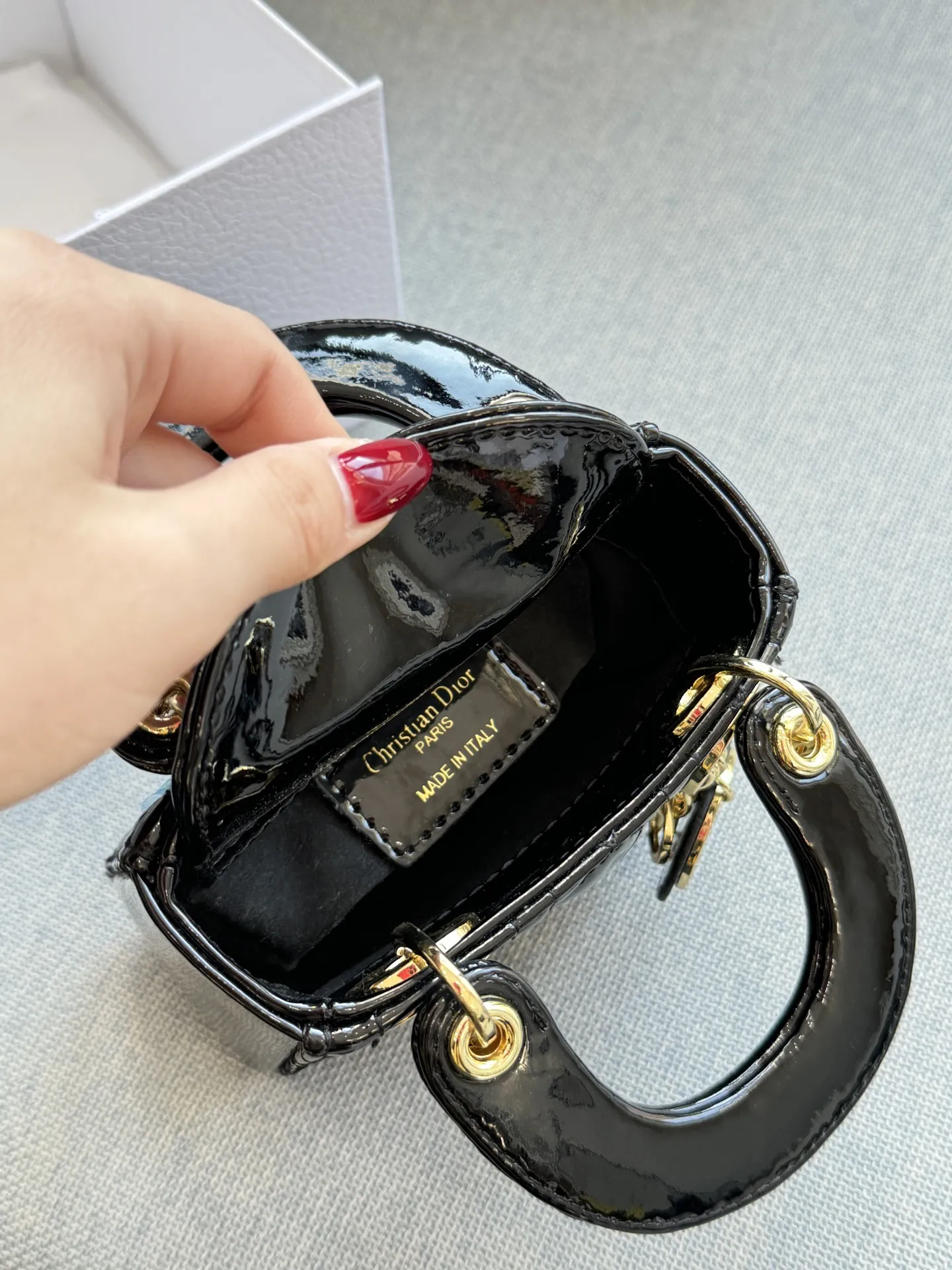 超迷你三格💰160 全套礼盒 size：12&times;11 DIOR迪奥 Lady Dior 藤格纹 漆皮 戴妃包手提包 自带高级感， 漆皮戴妃的美谁懂 整个包都在布灵布灵 很精致很显气质 完全是人间富贵花本花🌹