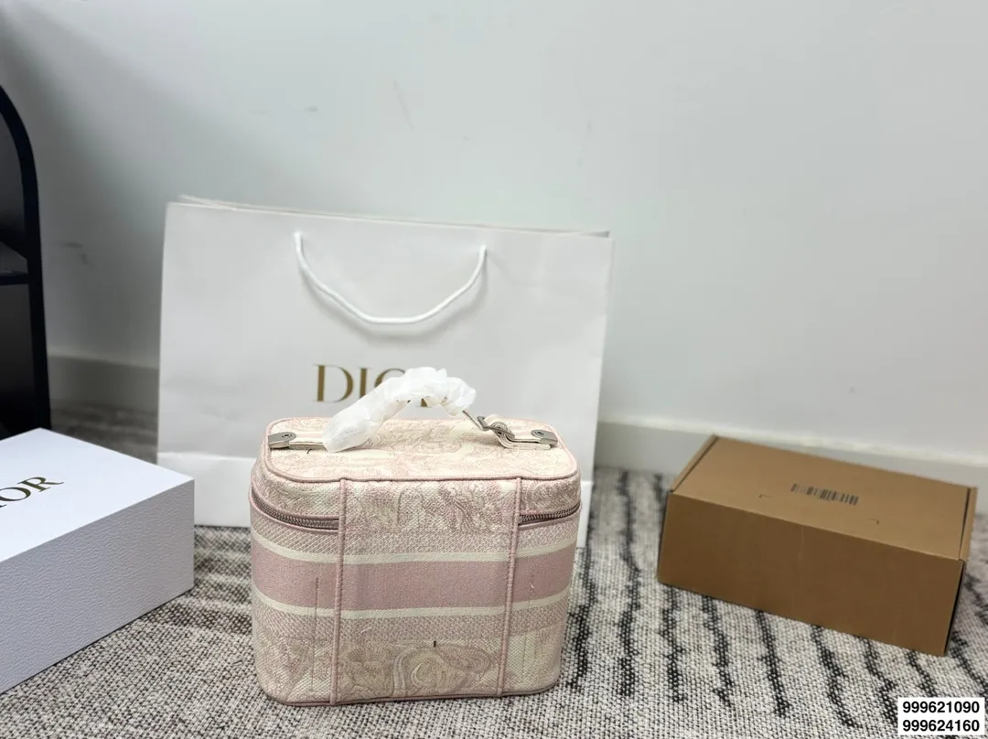 大号p220 小号p230 (配肩带)礼盒包装 size:24*18cm 19*15cm 迪奥 刺绣化妆包 原单 第一眼就沦陷,小号配长肩带 圆圆的包身太讨喜