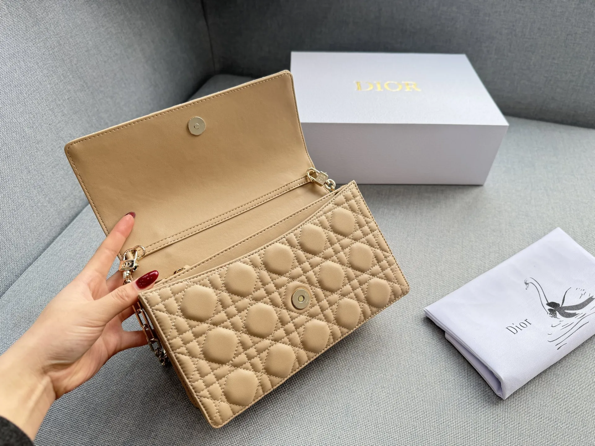 大💰185 折叠盒 小💰180 折叠盒 size:24×14/21×11 DIOR迪奥 My Dior MISS DIOR 藤格纹 链条包 单肩斜挎包手提包 大小姐驾到👑 MISS DIOR手袋 手提或肩背都很优雅高级 标志性的藤纹格内里多个隔层和卡槽精美之余又实用度满满的 优雅实用。采用羊皮革精心制作