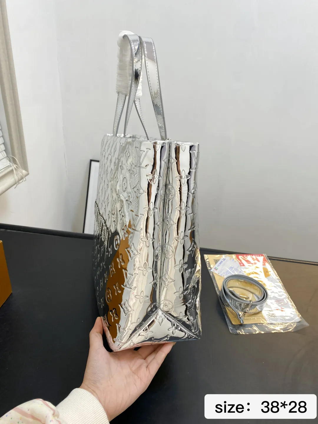 🅿️💰150 无盒 尺寸 38*28 LV Onthego｜新品银色压纹包💥时尚C位拿捏了 银色包身自带镜面高光太哇塞了 在光线下blingbling的，走在街上绝对是焦点般的存在！ 包身压满的LV经典Monogram花纹，既有品牌辨识度又充满质感 特有的光泽感和立体感，真的把奢华感拉满了～ 这把直接把C位狠狠拿捏了🫴 09687