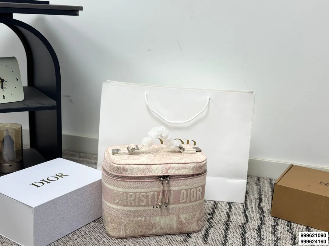 大号p220 小号p230 （配肩带）礼盒包装 size：24*18cm 19*15cm 迪奥 刺绣化妆包 原单 第一眼就沦陷，小号配长肩带 圆圆的包身太讨喜