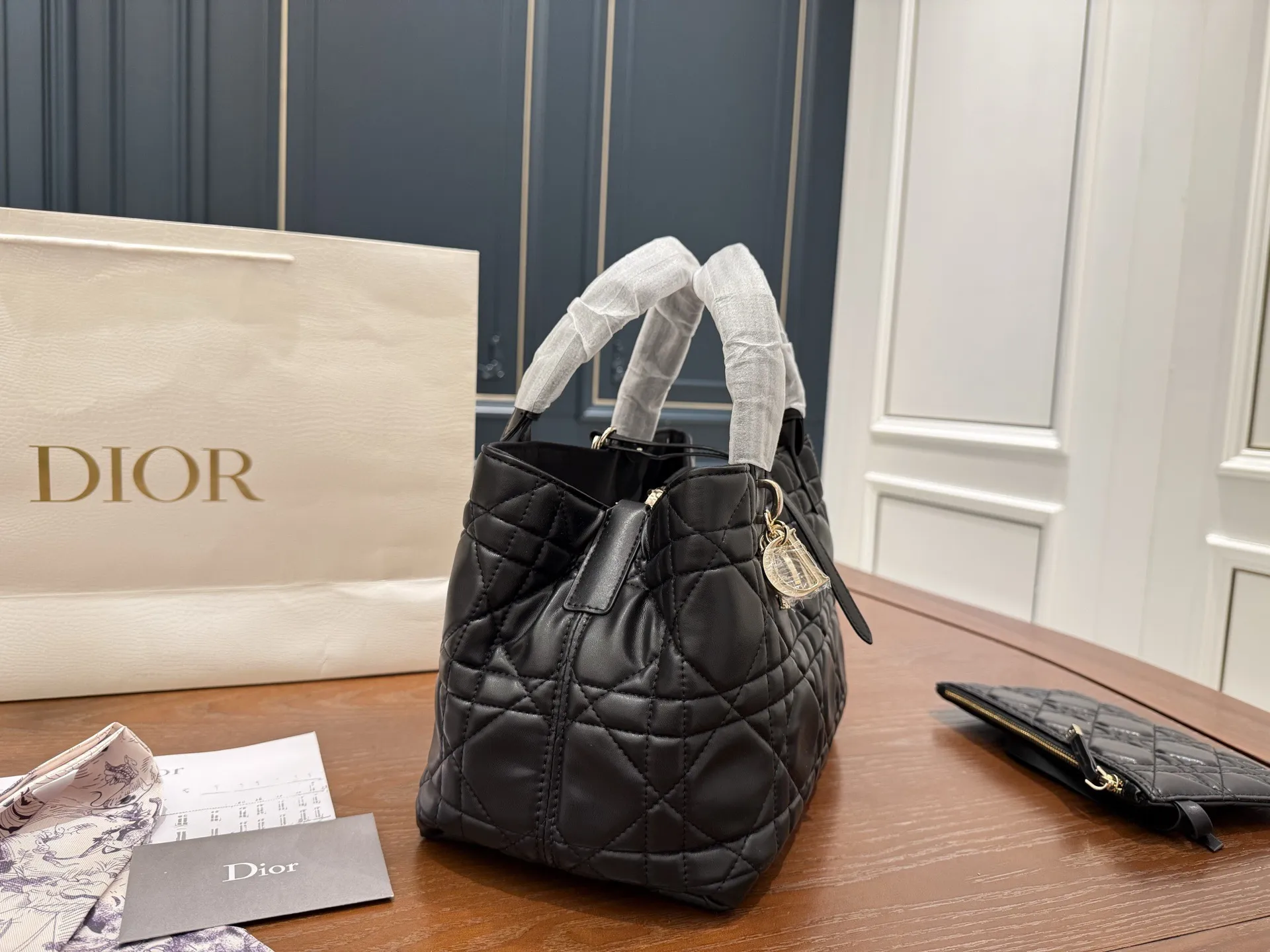 (折叠盒⚠️)p190 Dior迪奥 超火的Toujours 购物袋 🉑️变形托特tote 羊皮藤格纹 上身太高级啦! 个人觉得 包型真的很耐看! 又休闲 又优雅! 现在它很火哦! 中号 size 大小刚刚好肩带可调节 size:28*21cm