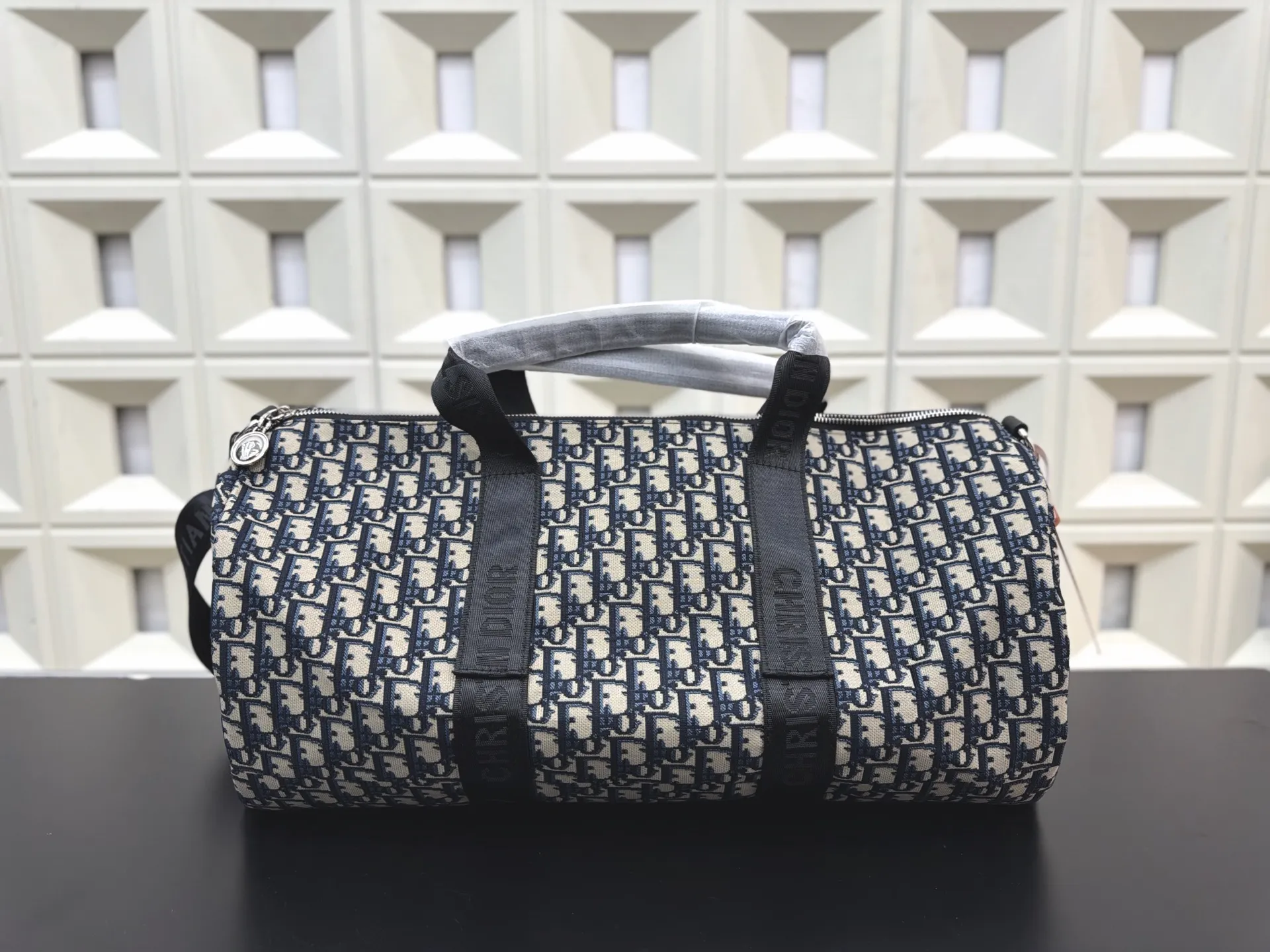 P145 DIOR 迪奥 牛仔布刺绣旅行袋 机场包 手提包 原厂面料🐂材质 电镀五金 休闲百搭 高端货 配送防尘袋 28 x 50 cm