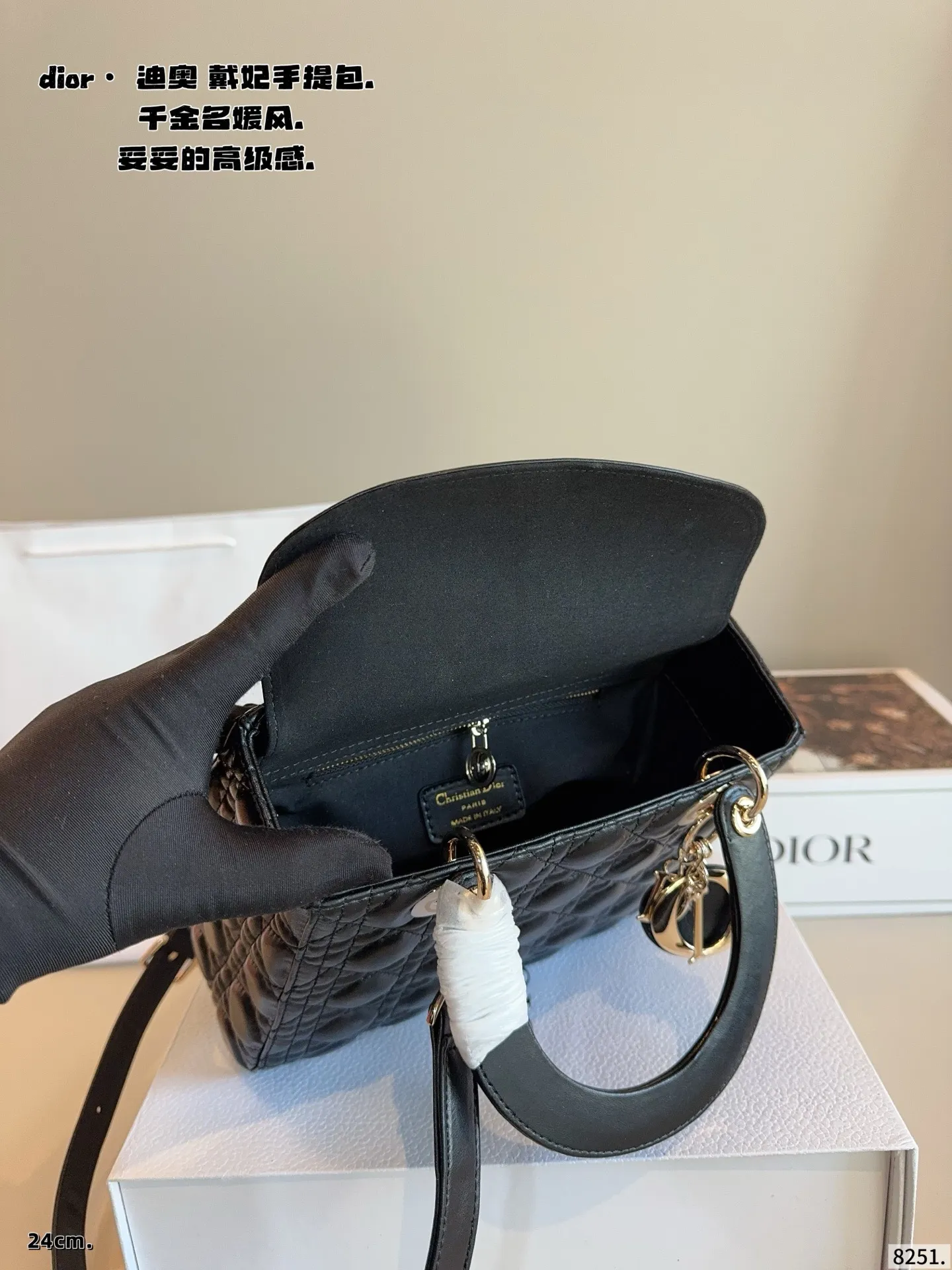 p210配包装🎁. 迪奥戴妃,dior高端品质,可随意对比专柜细节,独家出货,高版本第一批定制爆款 与专柜一样哦!磨砂品质 现货在售‼️实拍图一组,我们的版本看实拍 更有寓意 尺寸:24*12*20/cm