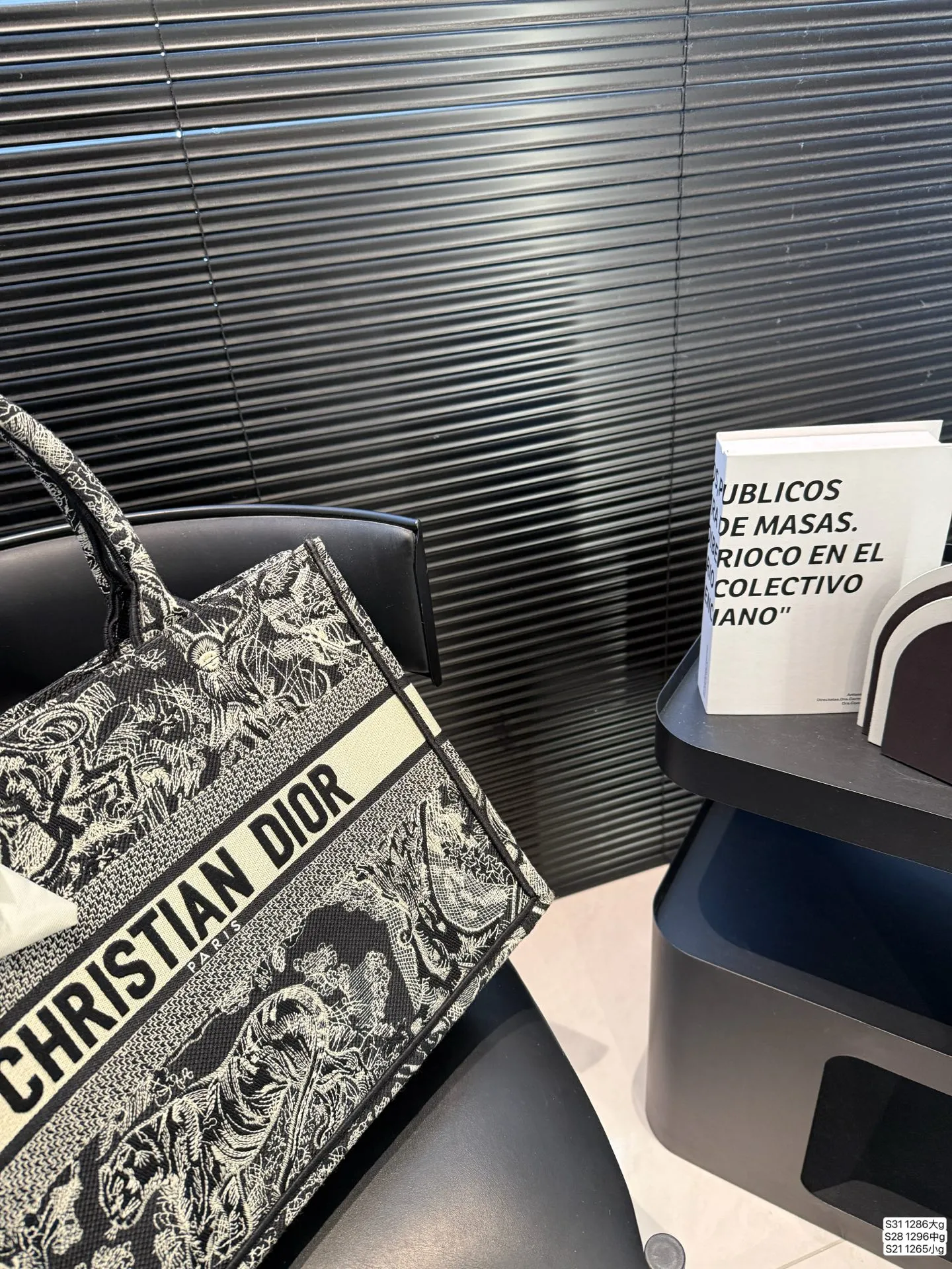 大号P205 中号P190 小号P155 迪奥托特 又是心动 百搭又高级 不咋挑衣服。随意拎着就能出门 单肩斜挎都可以 春秋搭配大衣，真的绝绝子 酷飒风中又带着随意慵懒 尺寸：大号42 34 中号36 27 小号26 21 货号大号1286 中号1296 小号1265