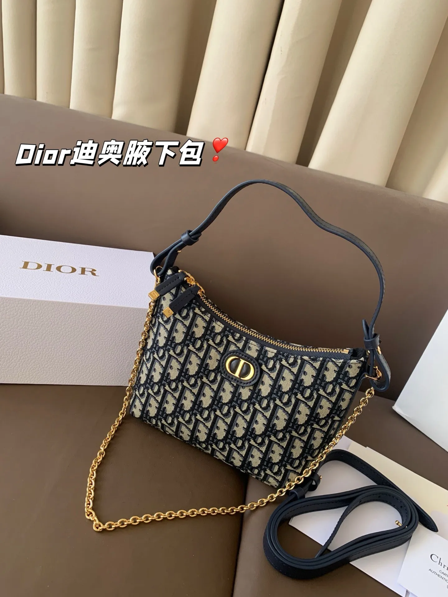 P175 配折叠盒子 Dior新款-迪奥之爱链条手袋!时尚现代而不失实用功能。CD标志,搭配一个拉链隔层,可收纳各种日常用品。百搭款式,搭配可调节、可拆卸的皮革肩带和顶部手柄,另带有可拆卸链条,可肩背或斜挎,是日常或晚装造型的理想之选。 尺寸:19*14