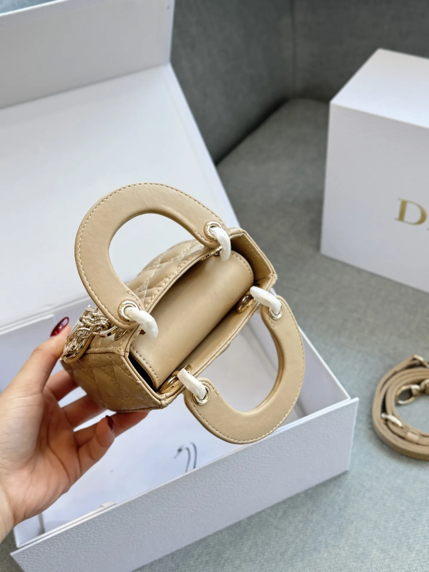 超迷你三格💰160 全套礼盒 size:12×11 DIOR迪奥 Lady Dior 藤格纹 戴妃包手提包 自带高级感, 羊皮纹戴妃的美谁懂 很精致很显气质 完全是人间富贵花本花🌹