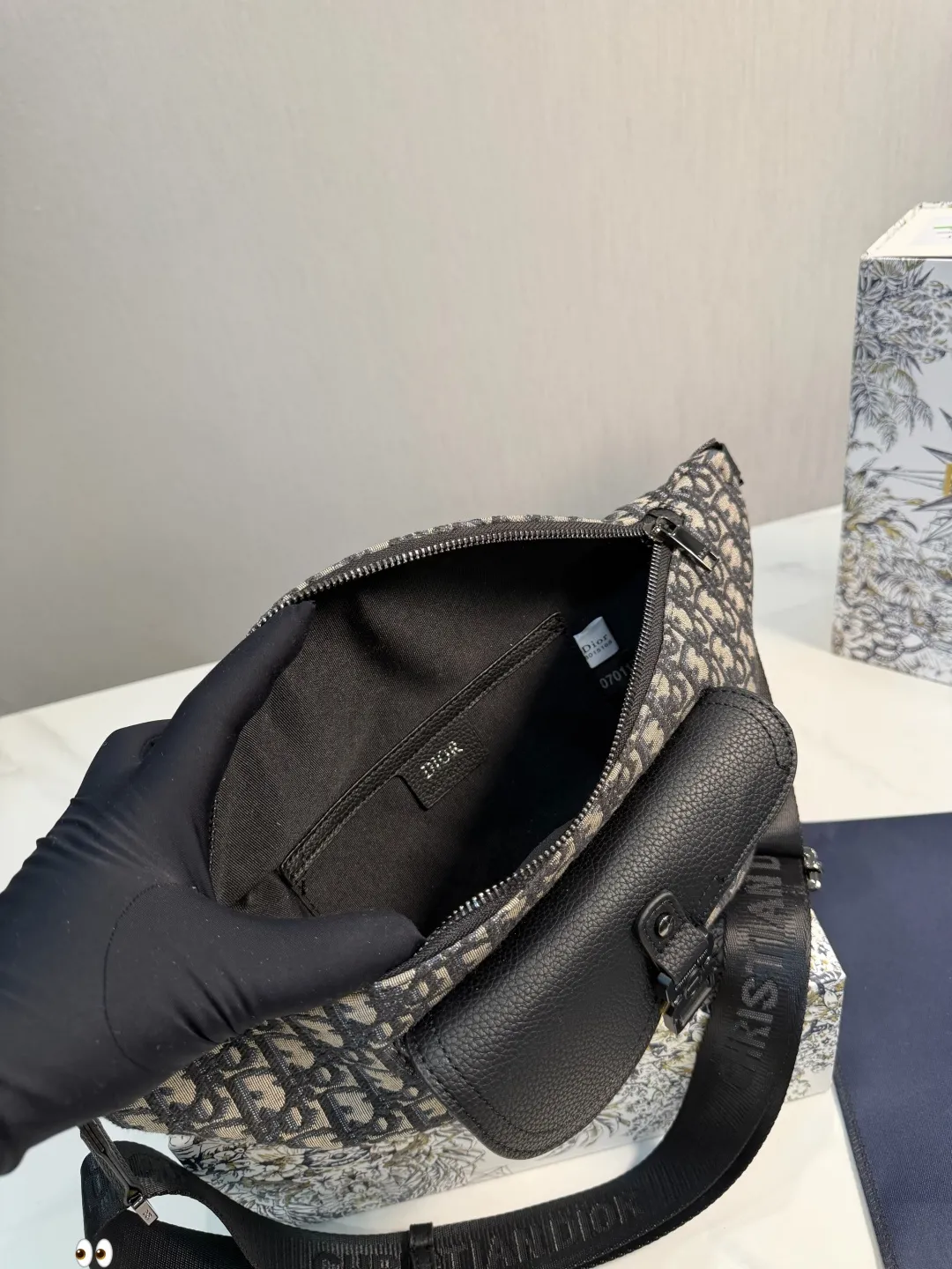 ❤️p155（礼盒包装）❤️ 巨实用巨好看的dior迪奥腰包，大爱的迪奥老花帆布链条腰包 超精致又能装，真香a！喜欢小包的妹子们看过来~老花帆布手机包！不要看着觉得容量小单单放手机三只足以！总之就是想怎么方便怎么来了！ 尺寸：40.17cm