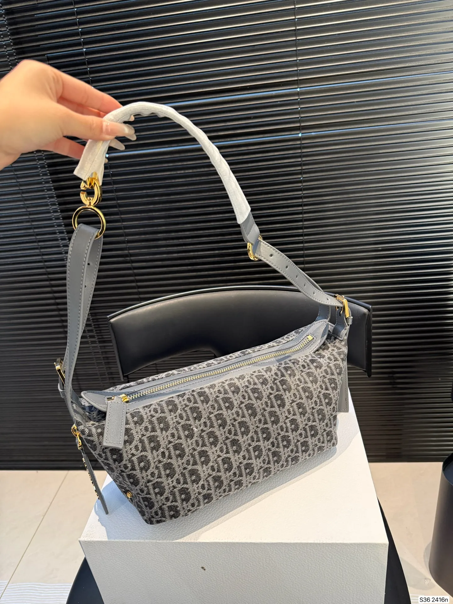 P230配折叠盒子 迪奥旅行包 被 Dior新款流浪包美到失语 富家千金同款Dior新款流浪包，一眼万年，背着它，你就是人群焦点谁还看路啊!时尚圈顶流Dior新款流浪包，把高级感狠狠拿捏住了，背上秒变街拍女王。 富家千金同款Dior新款流浪包，一眼万年，背着它，你就是人群焦点尺寸：26 15 货号2416