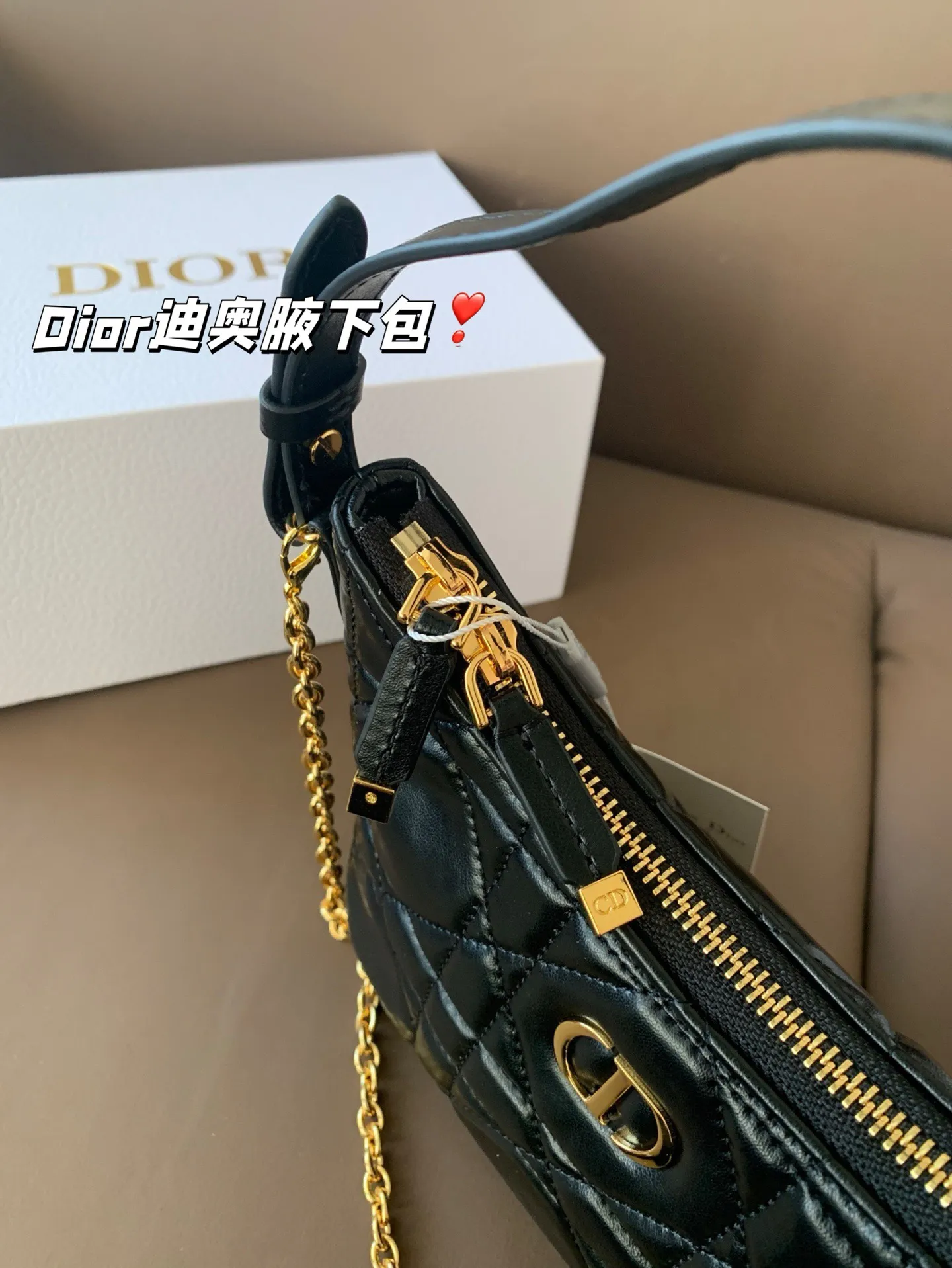 P175 配折叠盒子 Dior新款-迪奥之爱链条手袋!时尚现代而不失实用功能。CD标志,搭配一个拉链隔层,可收纳各种日常用品。百搭款式,搭配可调节、可拆卸的皮革肩带和顶部手柄,另带有可拆卸链条,可肩背或斜挎,是日常或晚装造型的理想之选。 尺寸:19*14