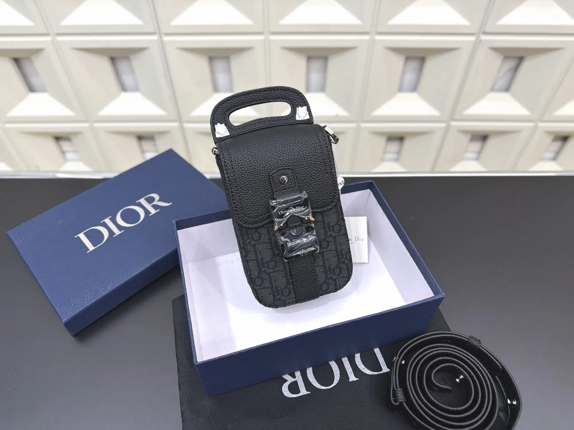 P150 DIOR 迪奥 刺绣针织牛仔布手机包 小方包 男女通用斜挎包 单肩包 经典百搭 实物拍摄 原厂原版面料 防尘袋 礼盒 22 x 11 cm。