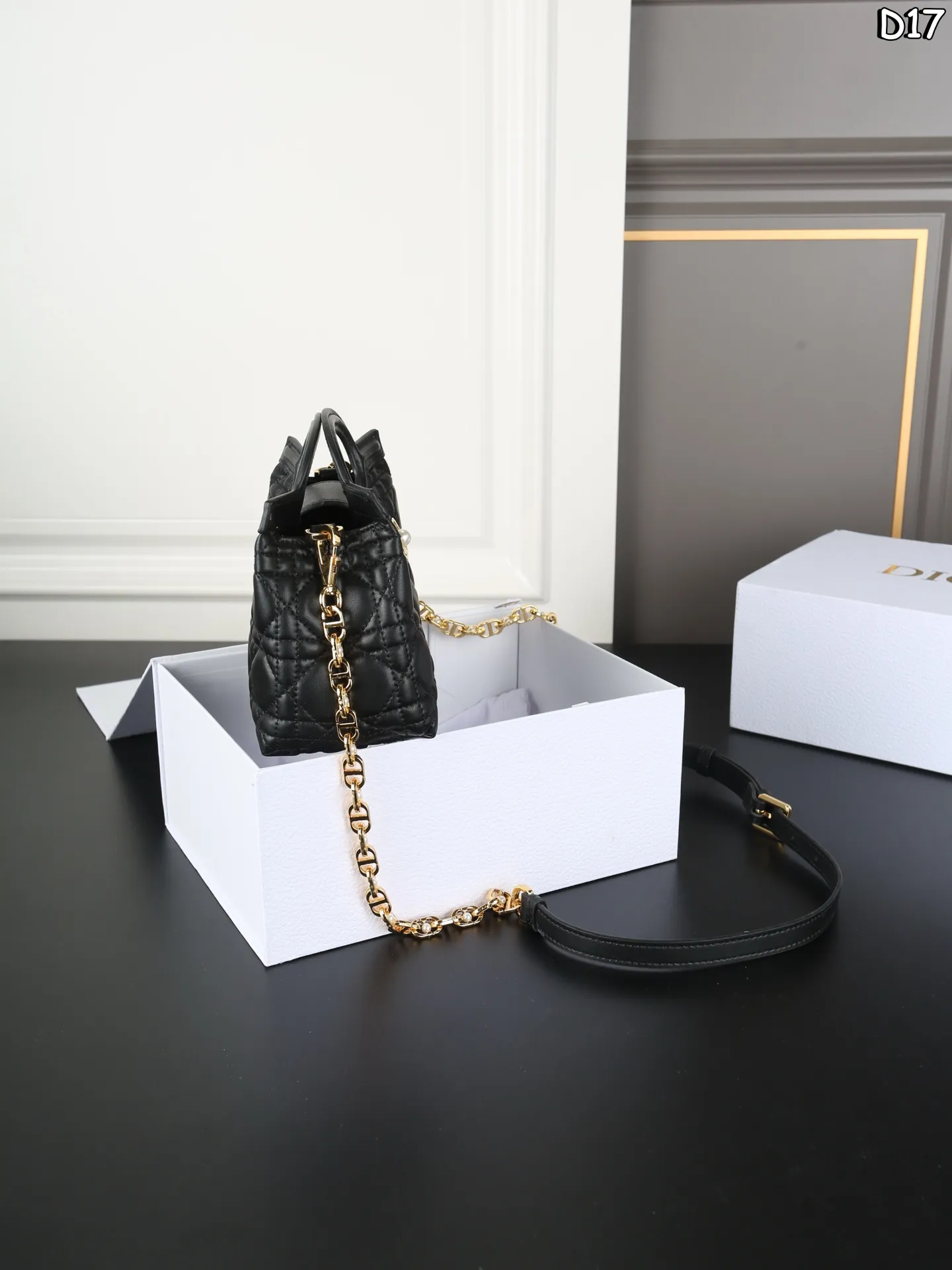 P185 折叠盒 DIOR迪奥 Jolie Handle 藤格纹 珍珠 链条包 斜挎手提包 迷你 简单又高级~ 妥妥的上班族神包 DIOR Jolie，我新的上班神包！ 怎么说呢，就是颜值高！ 拎着走在去上班的路上，回头率猛涨，心情大好～ 尺寸：18&times;11