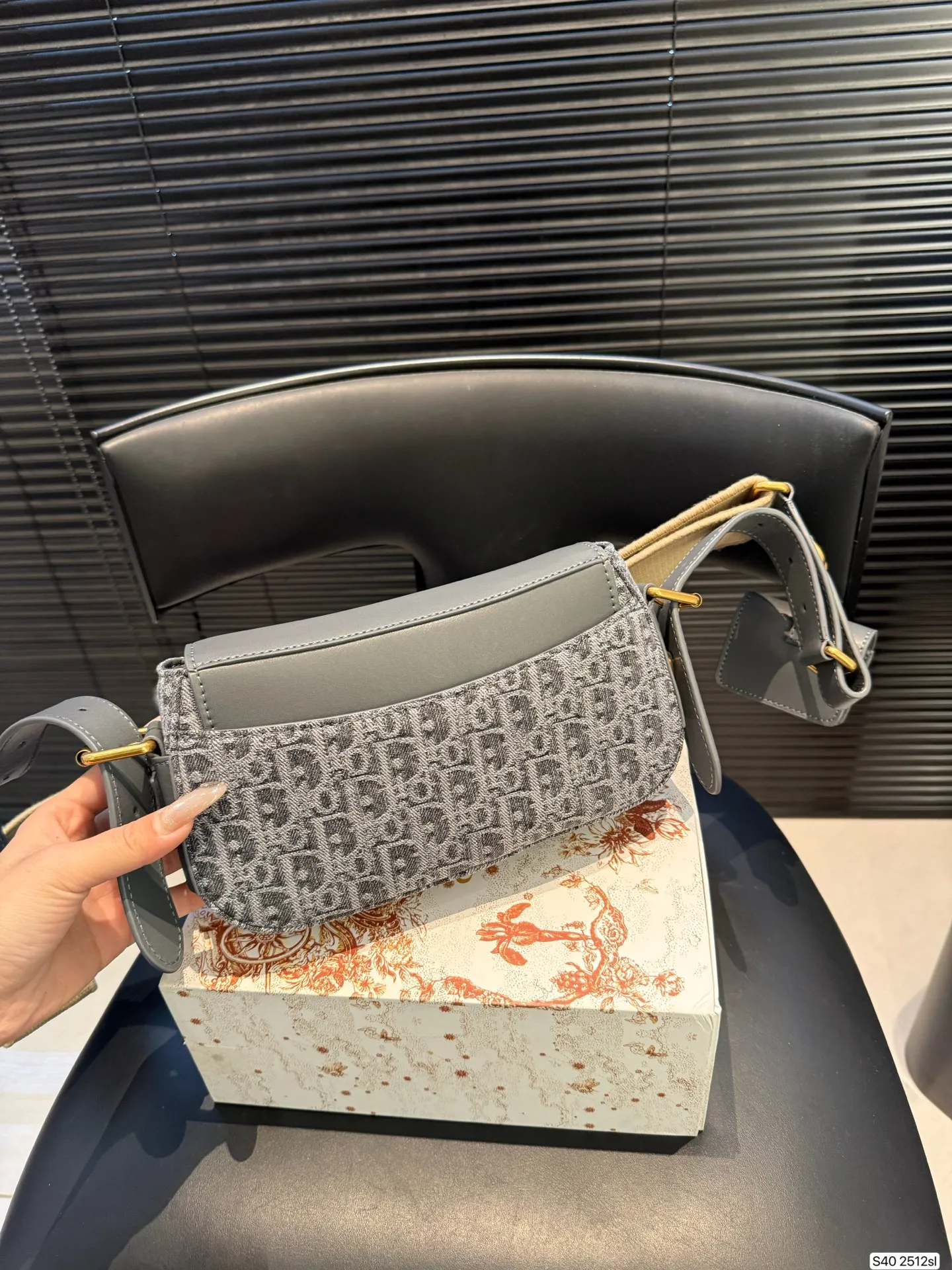 P250配折叠盒子 迪奥Dior4月新款来啦!Streetchic手袋!这款 Streetchic 手袋是二零二五春夏成衣系列新品,重新诠释经典设计可收纳1部手机、1个钱包2个卡夹太阳眼镜唇膏大大的金属牌设计有种古早的帅气朋克感!宽肩带是两侧可调节的款式让它可以实现多种背法磁扣开合方式拿取东西也很方便~简直不要太帅了!! 尺寸:23 14货号2512